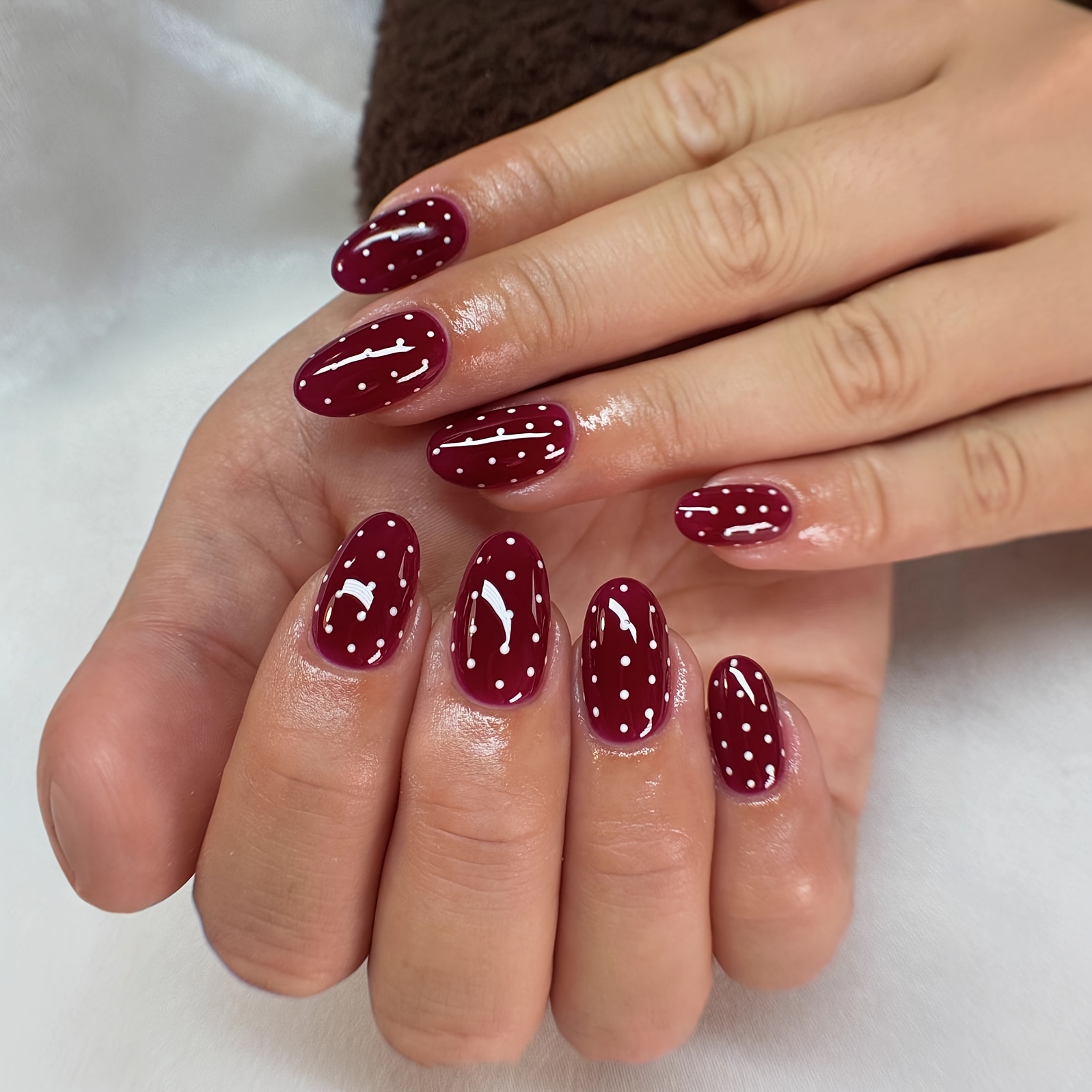 TEMU 24 faux ongles ovales de taille moyenne avec un design rouge à pois facile à appliquer, autocollants à ongles brillants et amovibles