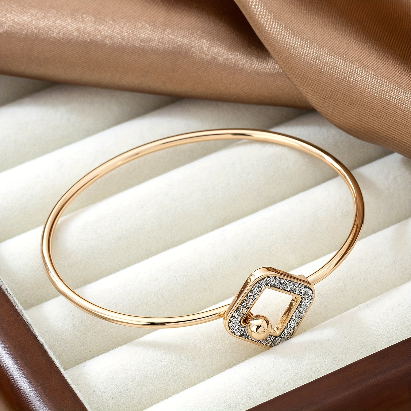 1 European and American Fashion Minimalist Geometric Open Bangle for Women, Suitable for Daily Wear