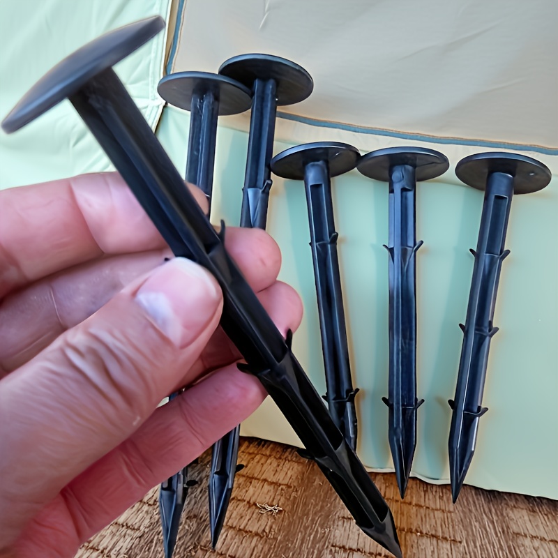 E-shop Set mit 55 schwarzen Gartenpfählen aus Kunststoff, je 11 cm (4,3 Zoll) lang, zur Befestigung von Mulchfolie im Garten. Mit spitzem Kegelform und