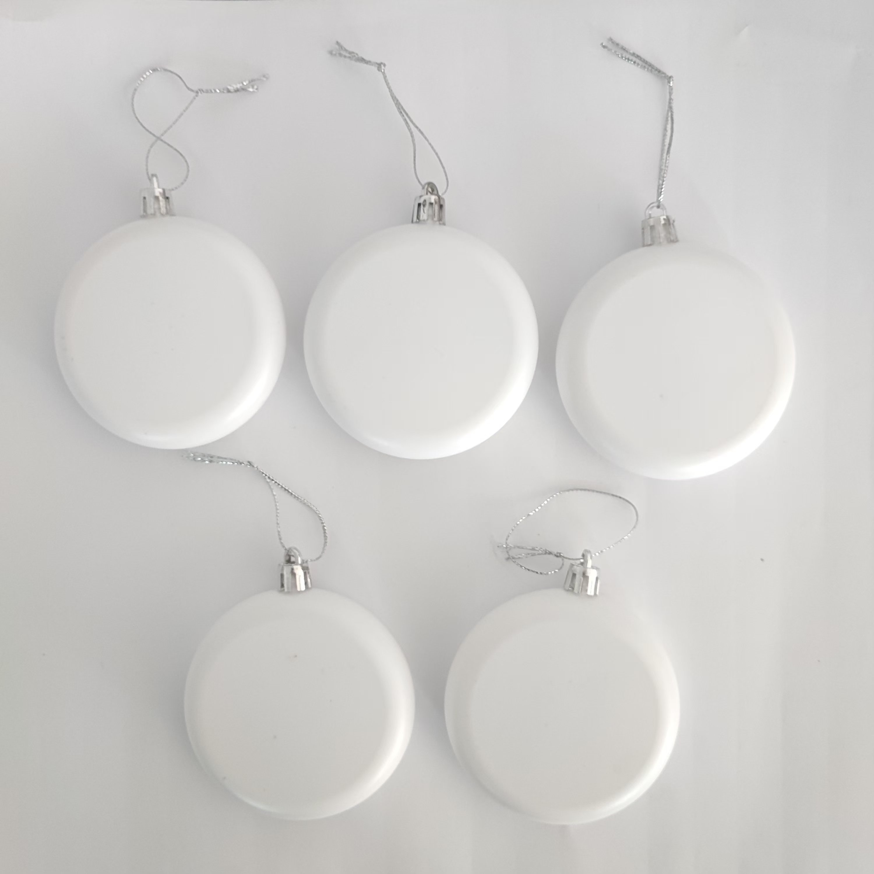 Image of 5pcs Fei Rui Blank White Plastic Christmas Spheres - 3.15-inch Matte Paintable Ball Ornaments Suitable For Diy Painting, Decorations, & Valentine' Day - Adult Craft Project, Plastic (5pcs)