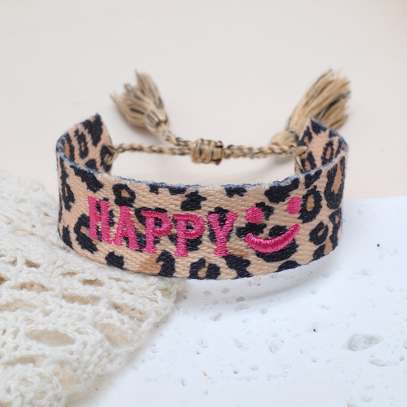 E-shop Ein kreativ besticktes handgewebtes süßes Boho-Armband, als Geschenk für , Familie, Feiertage, Partys oder Reisen, für Teenager