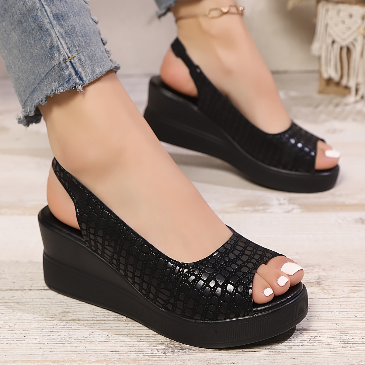 Women'S Stylish Black Wedge Sandals with Thick Soles And Open Toes, Perfect for Comfortable Everyday Wear During Vacations.