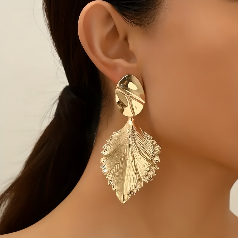 TEMU Un di orecchini a ovali geometrici in metallo con pendenti a foglia plissettata, gioielli per le orecchie da donna per vacanze, feste e casual