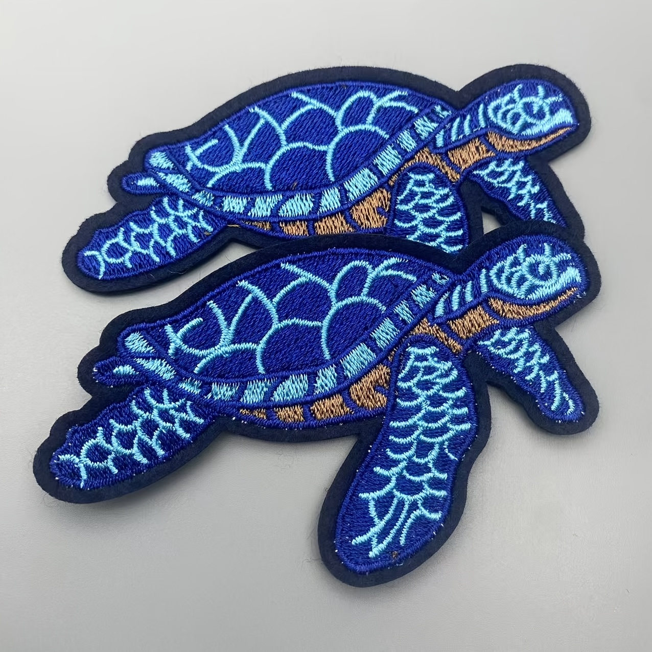 E-shop Zwei Cartoon-Schildkrötenmuster Schmelzklebe-Stickerei-Patches, einfach zu verwenden, können mit einem Bügeleisen fixiert werden, geeignet zum