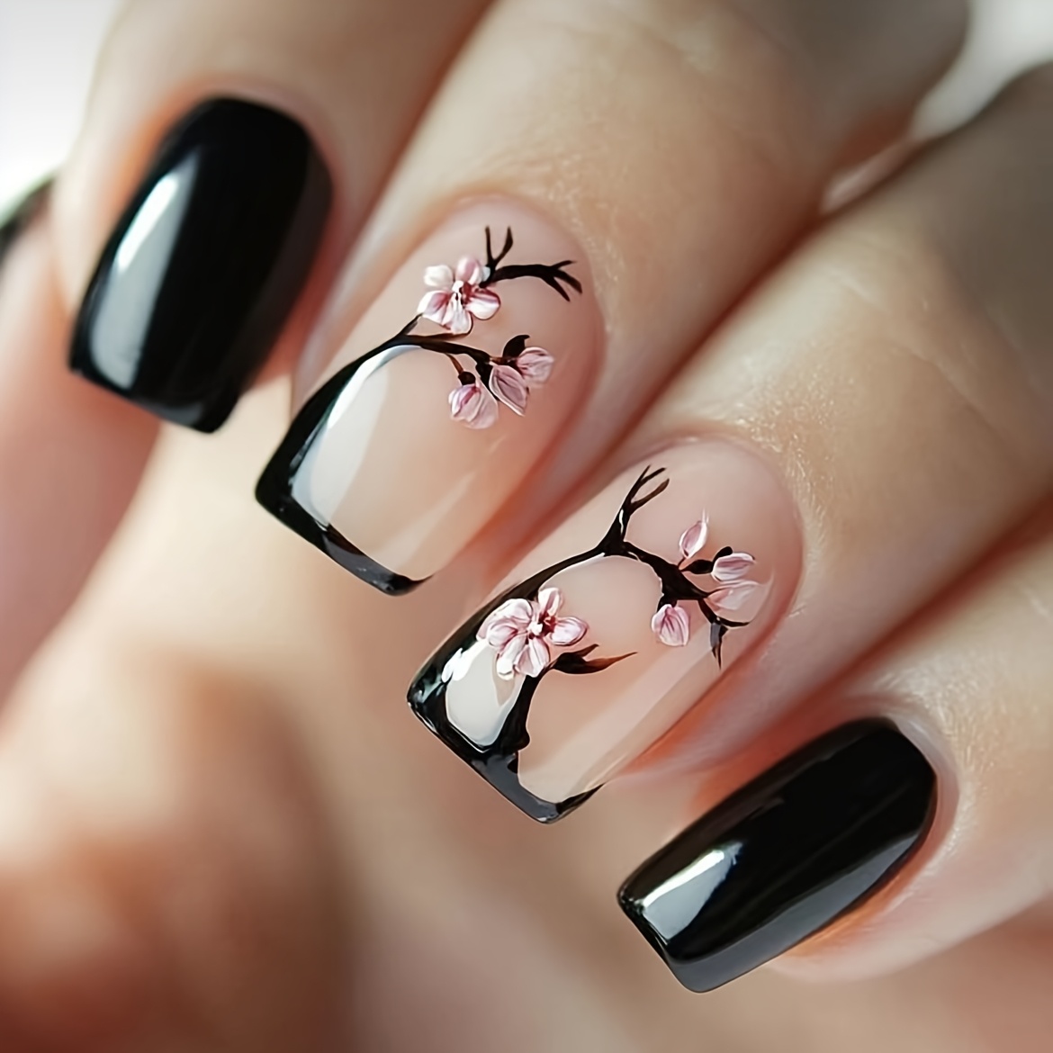 E-shop 24-teiliges Nagelkunst-Set für Damen mit schwarzen und nude, quadratischen, mittellangen, glänzenden Nägeln mit einem Design aus Pflanzenknospen