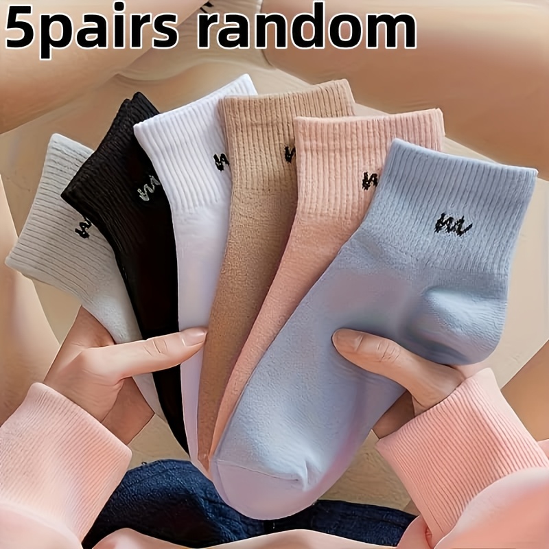 גרביים לנשים עם דוגמת אותיות