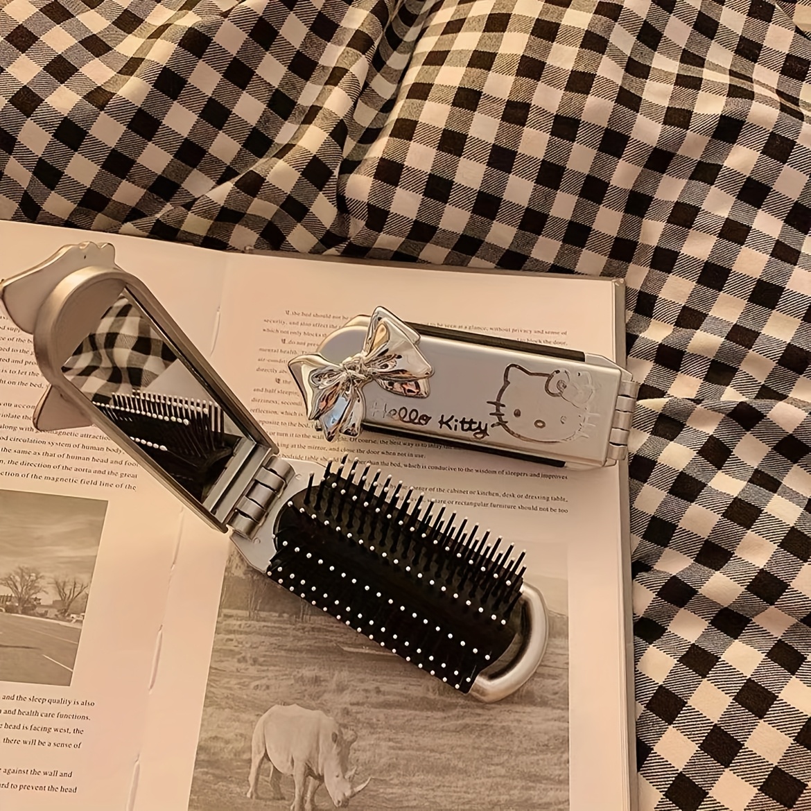 Image of Portable Foldable Mini Hairbrush With Mirror, Plastic Bristles, Abs Handle, Sticker, Suitable For Normal Hairstyles, Travel And Daily Use, Ideal School, Dormitory, Holiday Gift