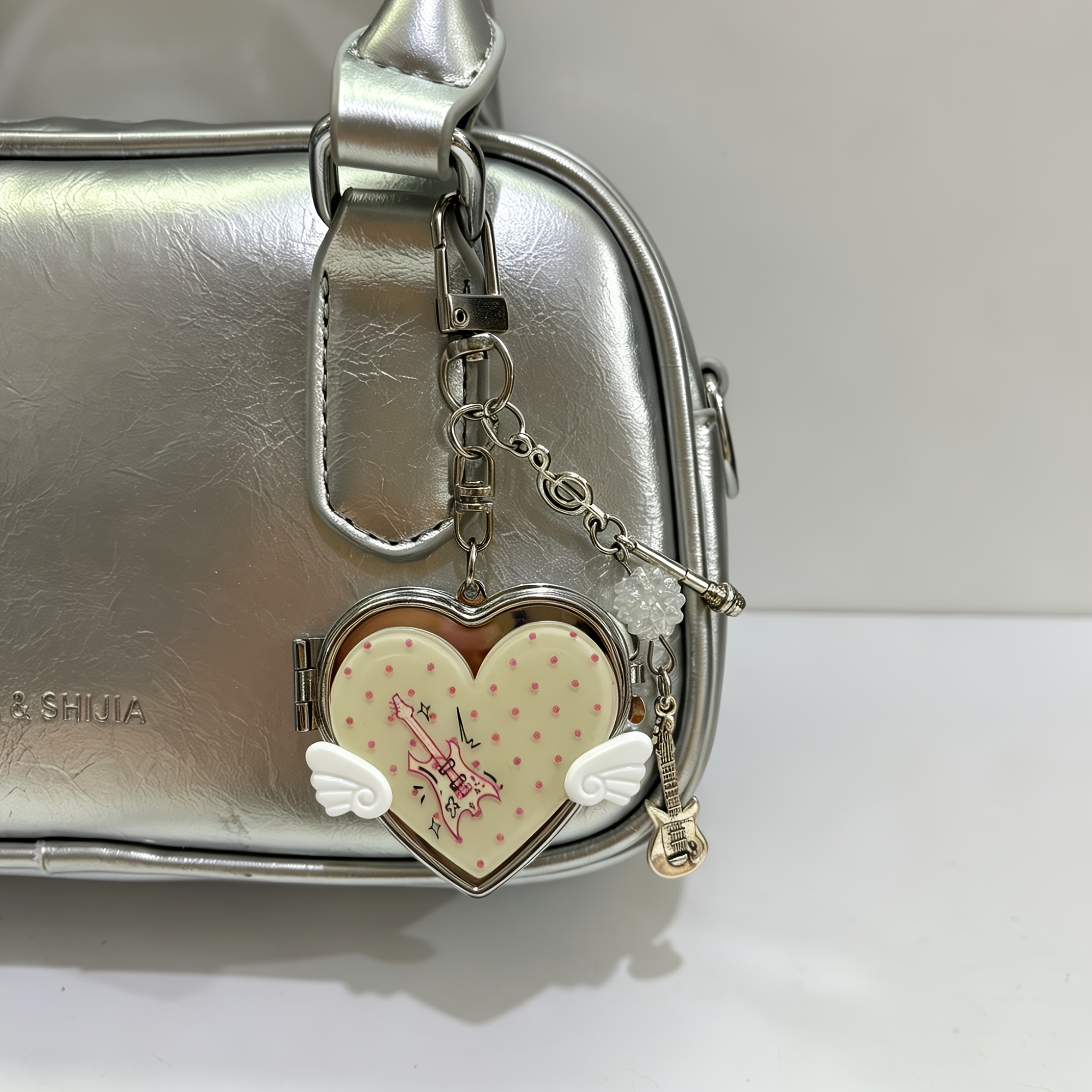 TEMU 1pc Korean Vintage Love Small Wing Mirror Bag Charm Music Note Guitar Pendant Portable Heart-shaped Small Mirror Niche Key Chain
