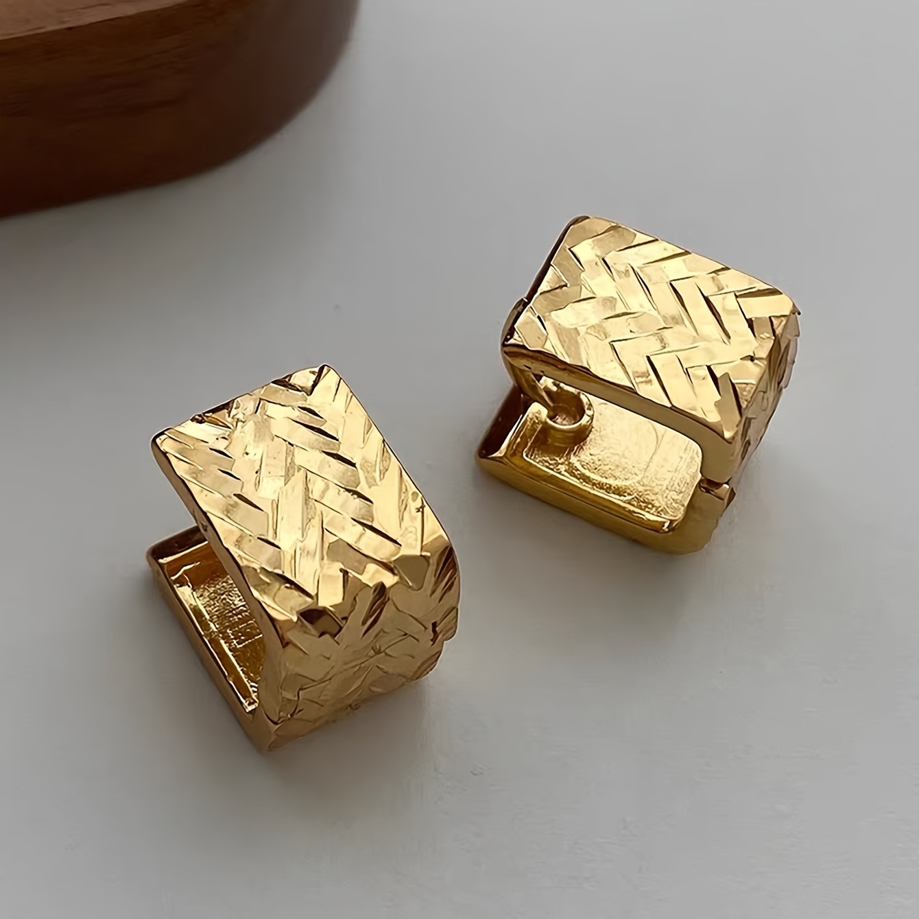 Image of 1 Pair Of Minimalist Light Luxury Fashion Women's Copper Hoop Earrings With Unique Geometric Texture Design, Elegant Temperament, Versatile For Daily Casual Wear, Women's Fashion Accessories