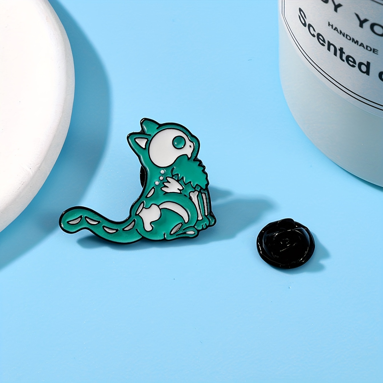 Charming Zinc Alloy Enamel Pin: Adorable Cat Design, Perfect for Everyday Wear
