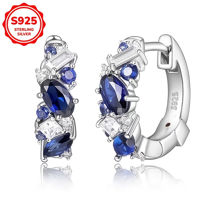 

A Pair Of Elegant And Sophisticated Blue Synthetic Zirconia Earrings For Ladies, Weighing 2.3 Grams Of 925 Silver, Suitable For As Well As For Dates And Banquets.