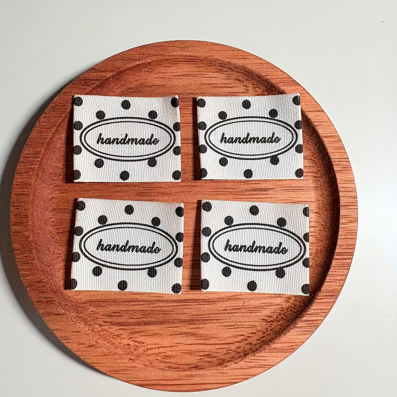 E-shop 20 Stk. Handgemachte Genähte Etiketten - Weißes Gewebe mit Schwarzen Punkten & "Handgemacht" Text, für Kleidung, Stoffpatches und
