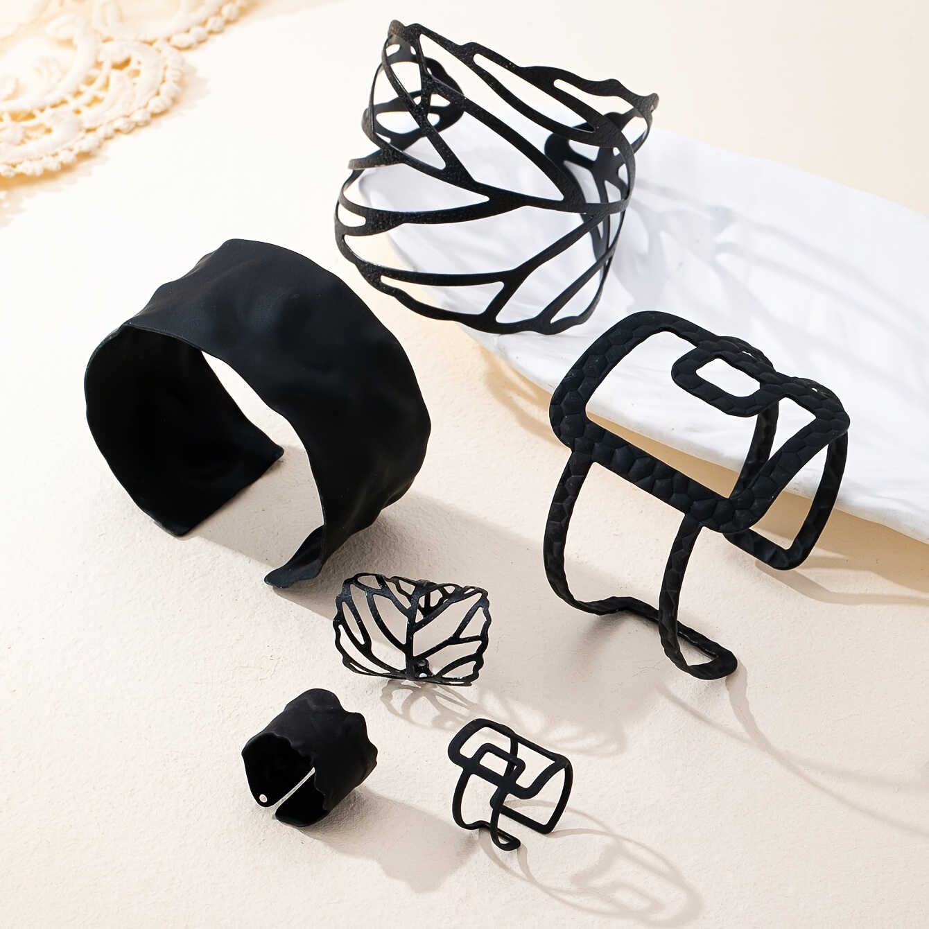 A Set Of 6 Dark-themed Irregular Leaf Bracelets, Vintage-style Open Rings, Essential Additions For Cool