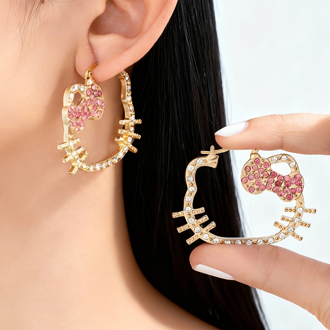 A Pair Of European And American Fashionable Cute Hello Kitty Hollow-out Sparkling Rhinestone Earrings, Suitable For Daily Wear, A Gift For /girlfriends