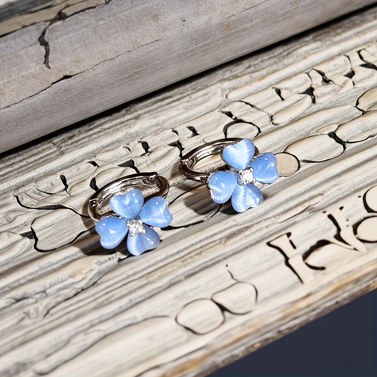 E-shop 1 Stück 2025 Eisblau Katzenauge Vierblatt-Blumen Ohrstecker für den täglichen Gebrauch von Frauen