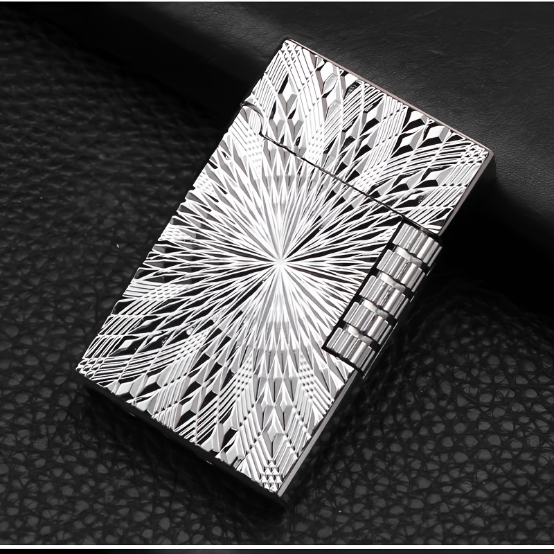 TEMU 【新商品】柄ライター。精巧な彫刻模様が施された合金金属ボディ。蓋を開けたときにクリアでクリアな高音が出ます。超薄型スリム金属ボディ、サイドスライド点火。ギフトボックス付き、ギフトに最適。