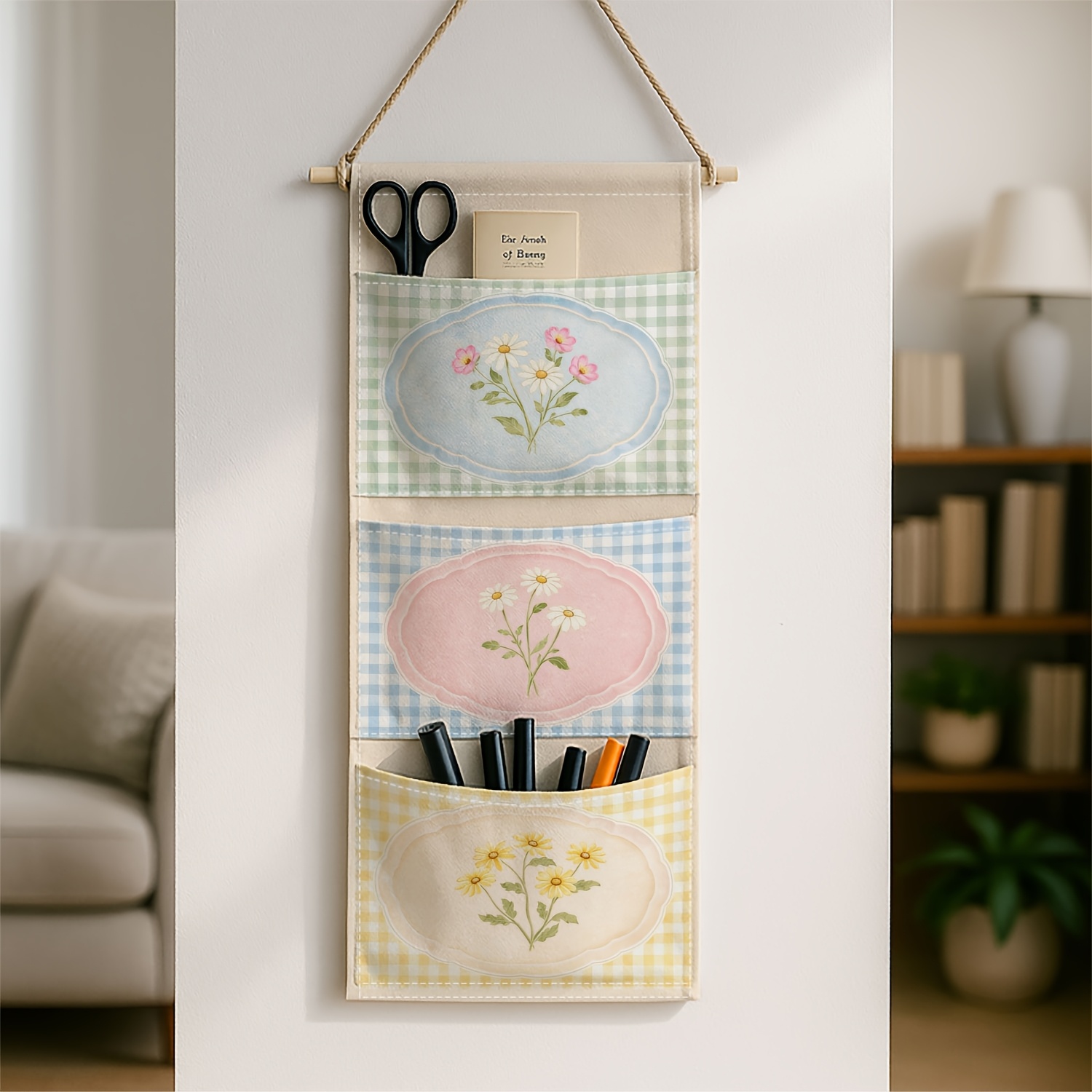 TEMU One-piece Wall-mounted Storage Bag Featuring Compartments â Watercolor With Daisies, Pastel Frame, And Gingham Backdrop, Suitable For Dorm And