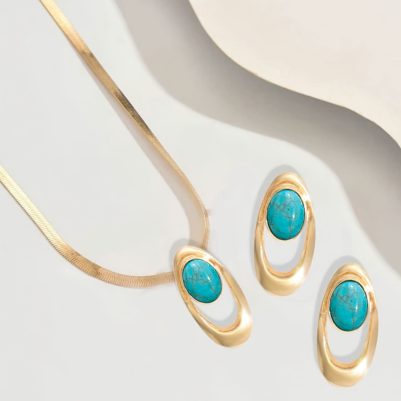 E-shop 2-teiliges Damen Schmuckset Halskette Ohrringe Frühlings-Sommer-Stil Flache Schlangenkette Ovale Hohlräume Eingelegter Glatte Kurvenform Design