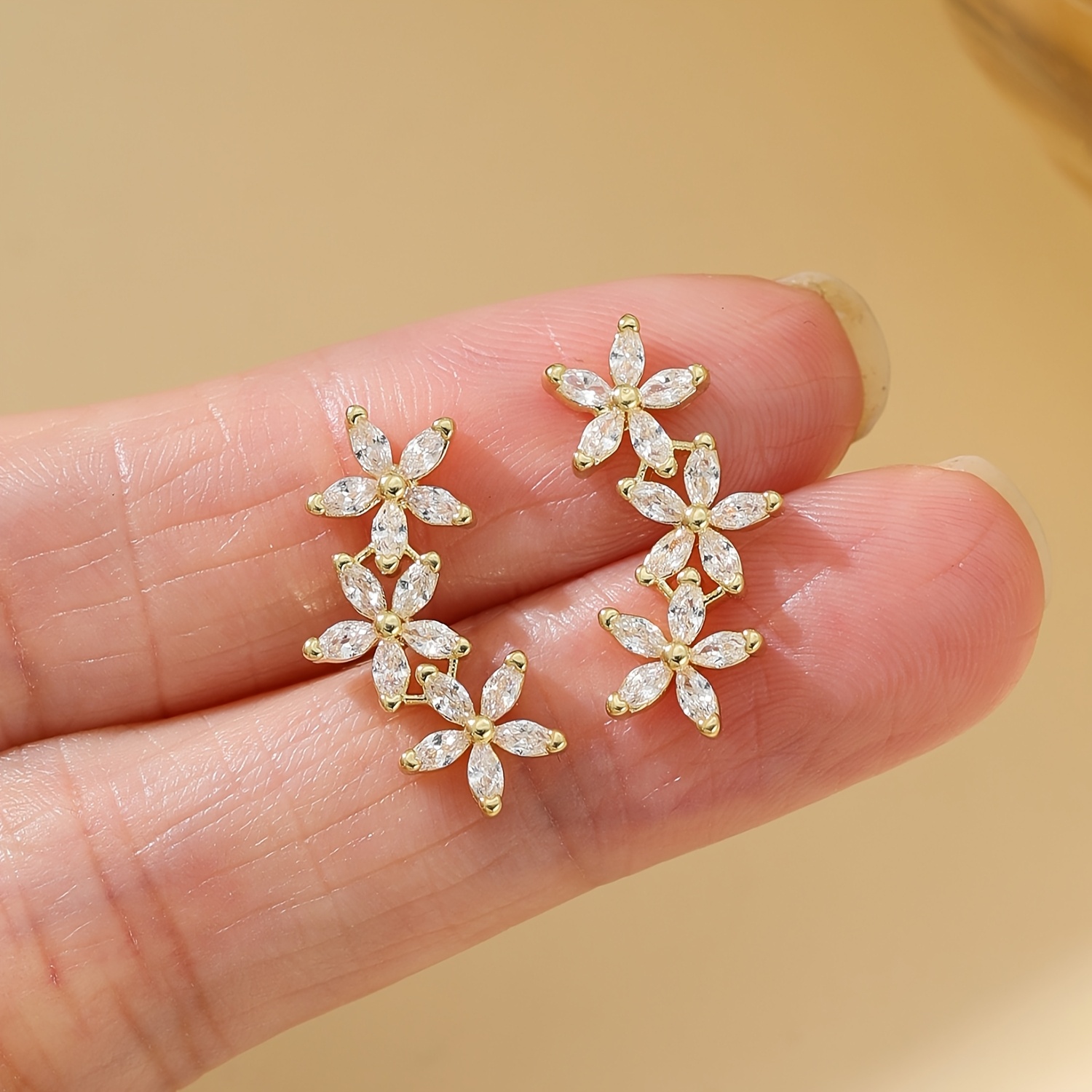 E-shop Ein Paar elegante funkelnde gespleißte Blumen-Ohrringe aus Kupfer mit einem schlichten fünfblättrigen Blütendesign, geeignet für die tägliche
