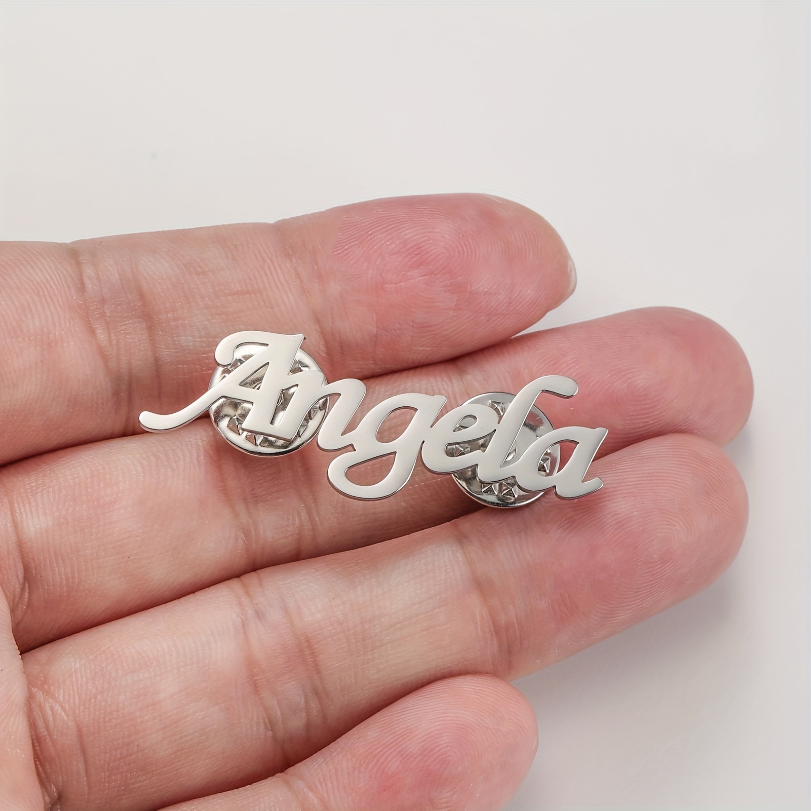 E-shop 1 Individuelle Namensbrustnadel - Persönlicher Schmuck aus Edelstahl 304, Elegantes Minimaldesign für Muttertag, Geburtstag, Hochzeit, Geschenk