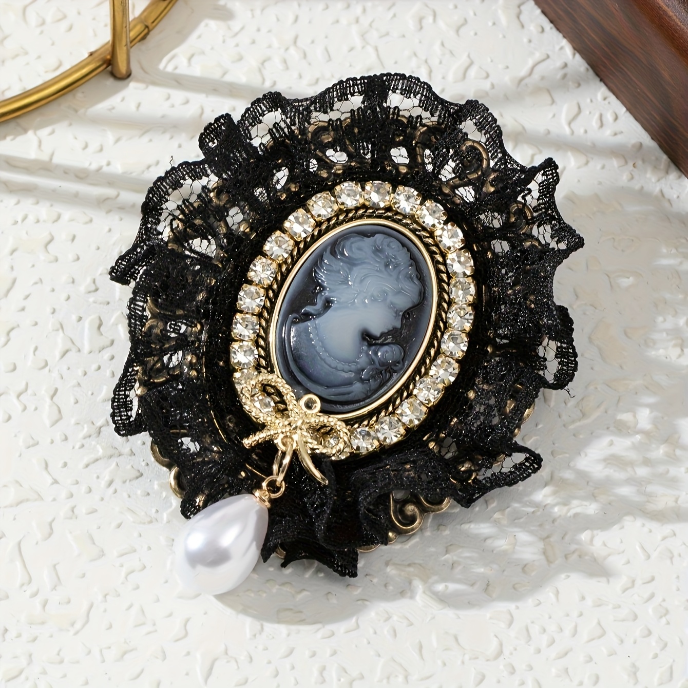Elegant Vintage-style Brooch, Female Portrait Design