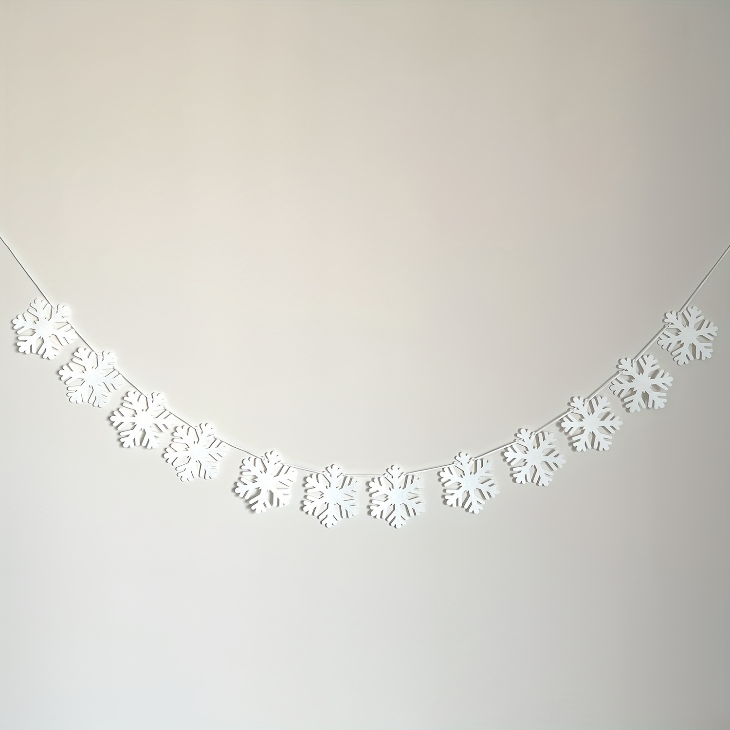 Image of Decorative Garlands Made Of Felt Snowflakes For Christmas, Featuring A Banner Of Snowflakes That Hung As Ornaments. Perfect For Adorning Your Mantle, Windows, Or Front Door