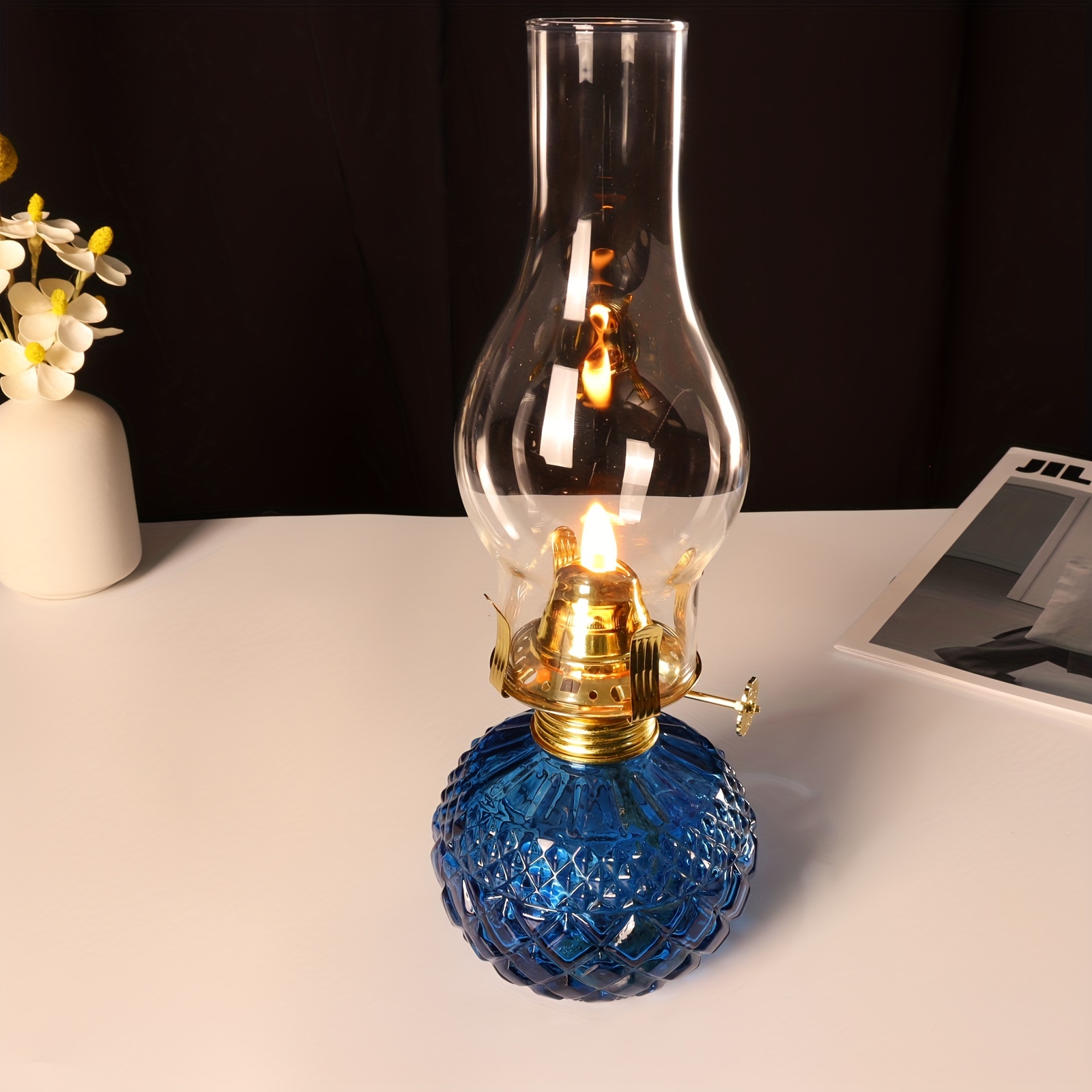 De Betoverende Schijn van de Glazen Olielamp