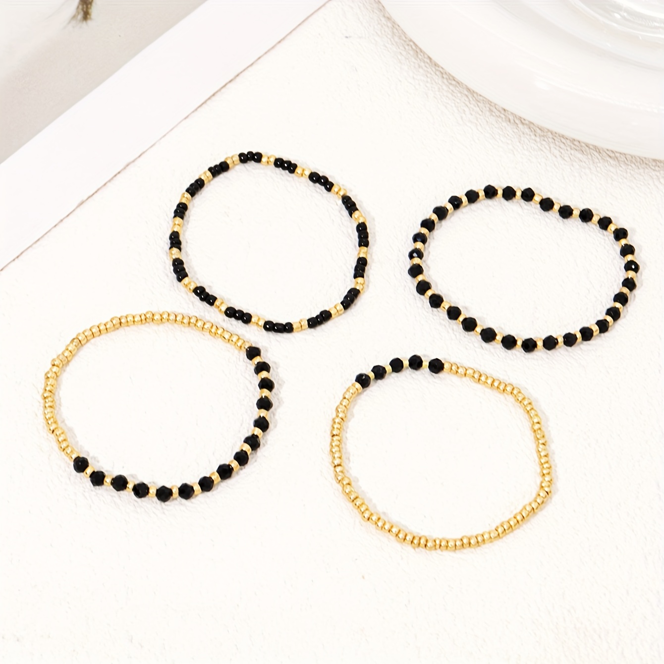 E-shop 4-teiliges Armband-Set, Bohemian Schwarze und Goldene Perlen-Armbänder mit Stretch-Funktion für Damen – Perfektes Geschenk für Urlaub oder Party