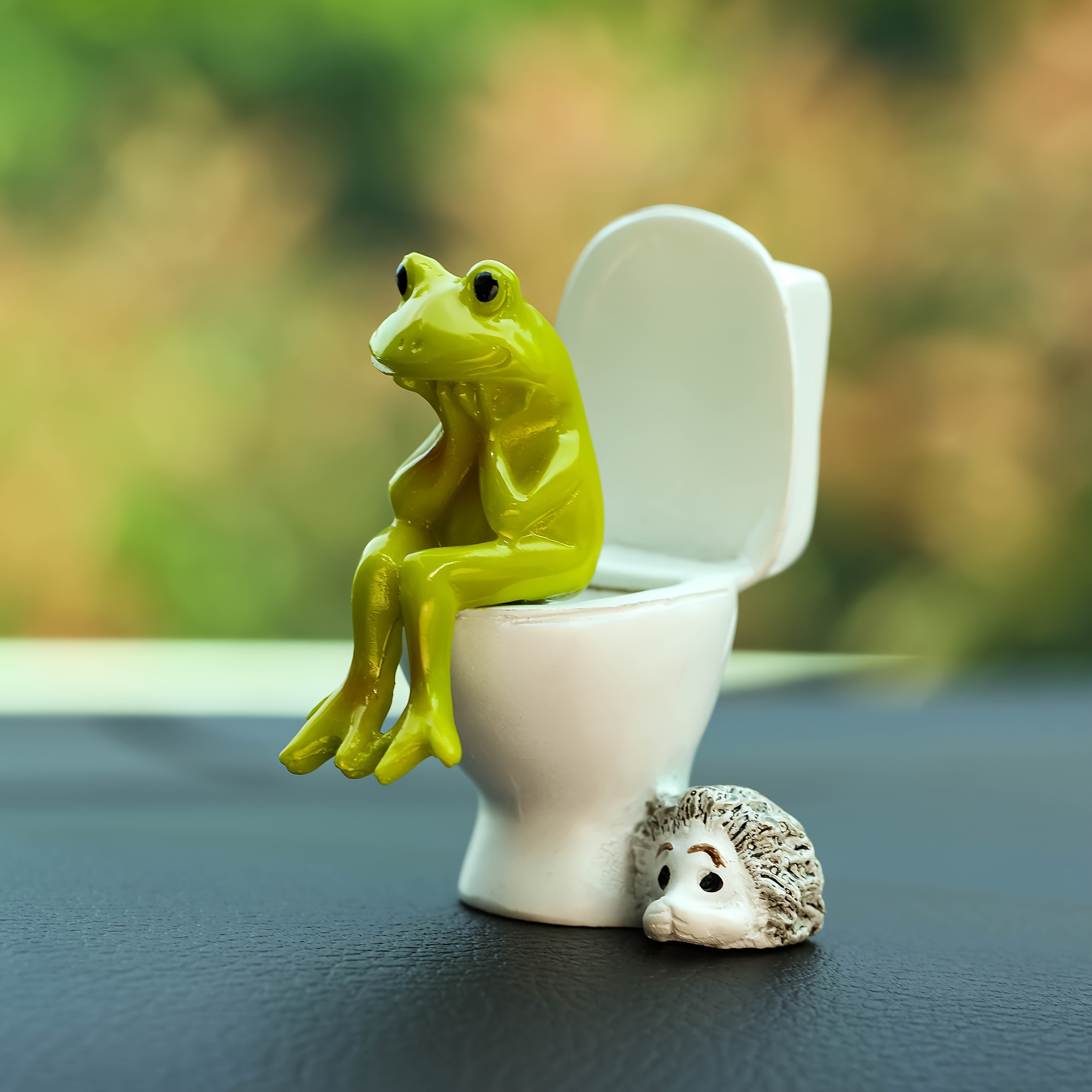 

1pc Funny Frog Sitting On The Toilet Car Dashboard Ornament, Car Interior Decoration Accessories, Office Desktop Decoration