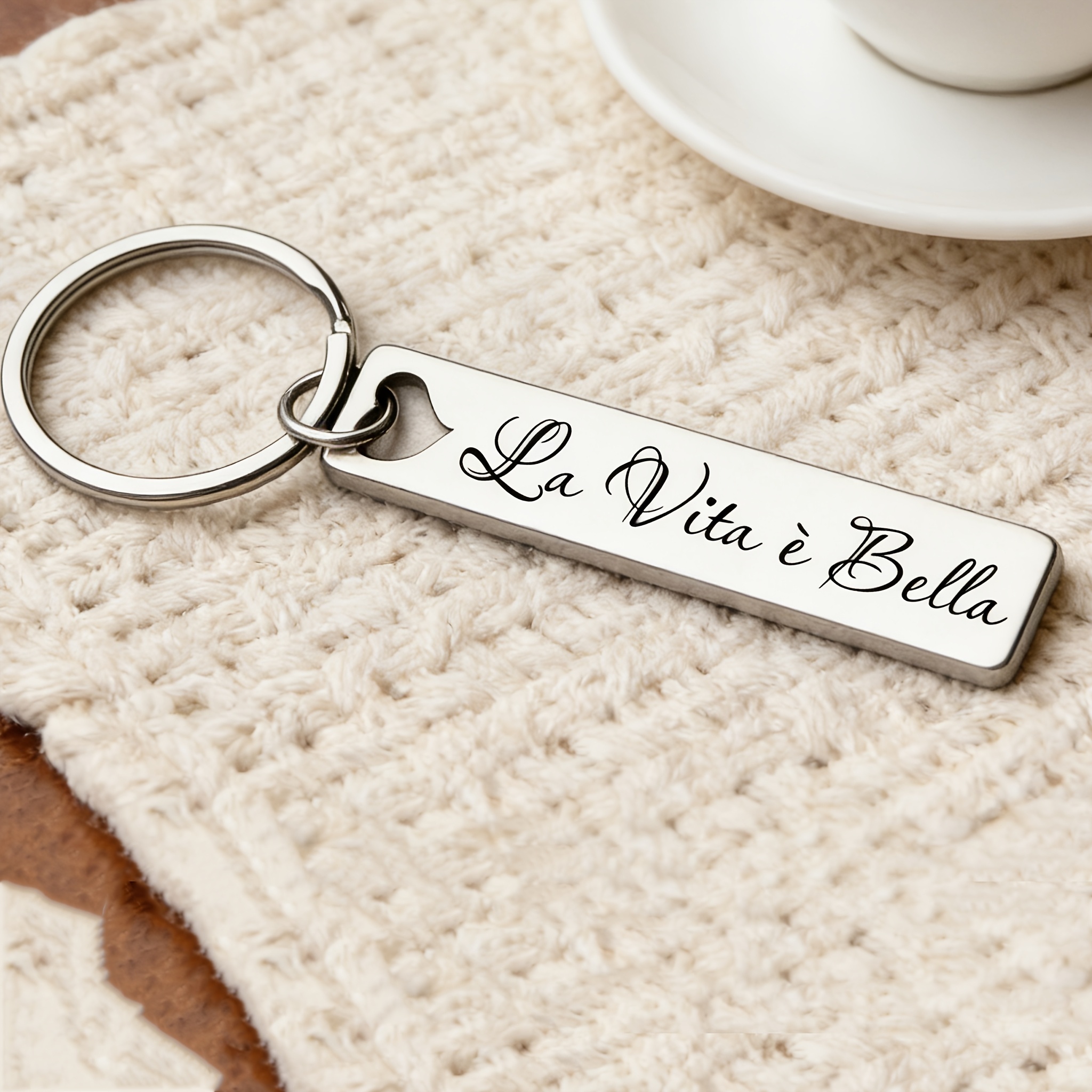TEMU Porte-clés Modèle 1 en acier inoxydable gravé avec la italienne « La Vita È Bella » ( est belle). Avec son design simple et élégant, il