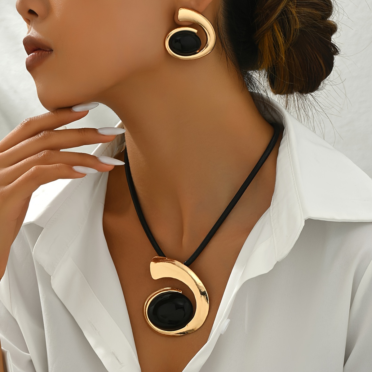 

Vintage Luxe Earrings And Necklace Set: Geometric Comma Design, Alloy And Plastic Materials, Suitable For Everyday Wear