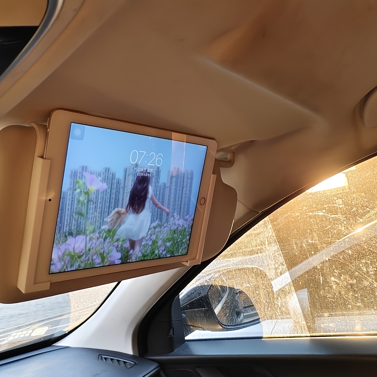 E-shop 2 Stück/Paar, Auto-Sonnenblenden-Halterung für Handy/Tablet mit Ladeanschluss | Verstellbarer weißer Clip, Freisprechen, Stilvoll ästhetisch,