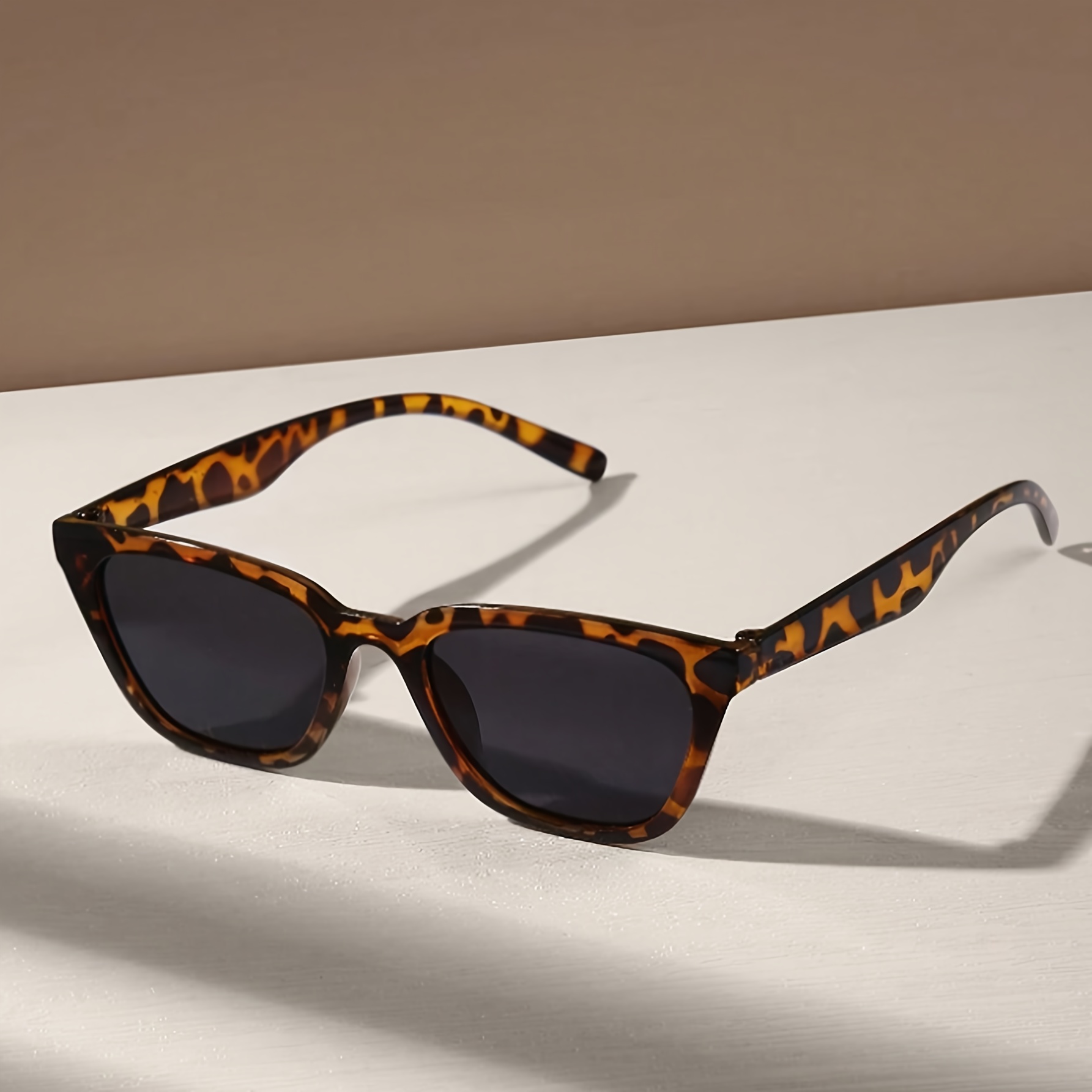 1pc European And American Trendy Cat-Eye Frame Glasses with a Chic Tortoiseshell Design, Retro Fashion Accessory/Lightweight And Durable Glasses Suitable for Everyday Photo Props, Holiday Gifts, Beach Parties, Vacations, And Driving