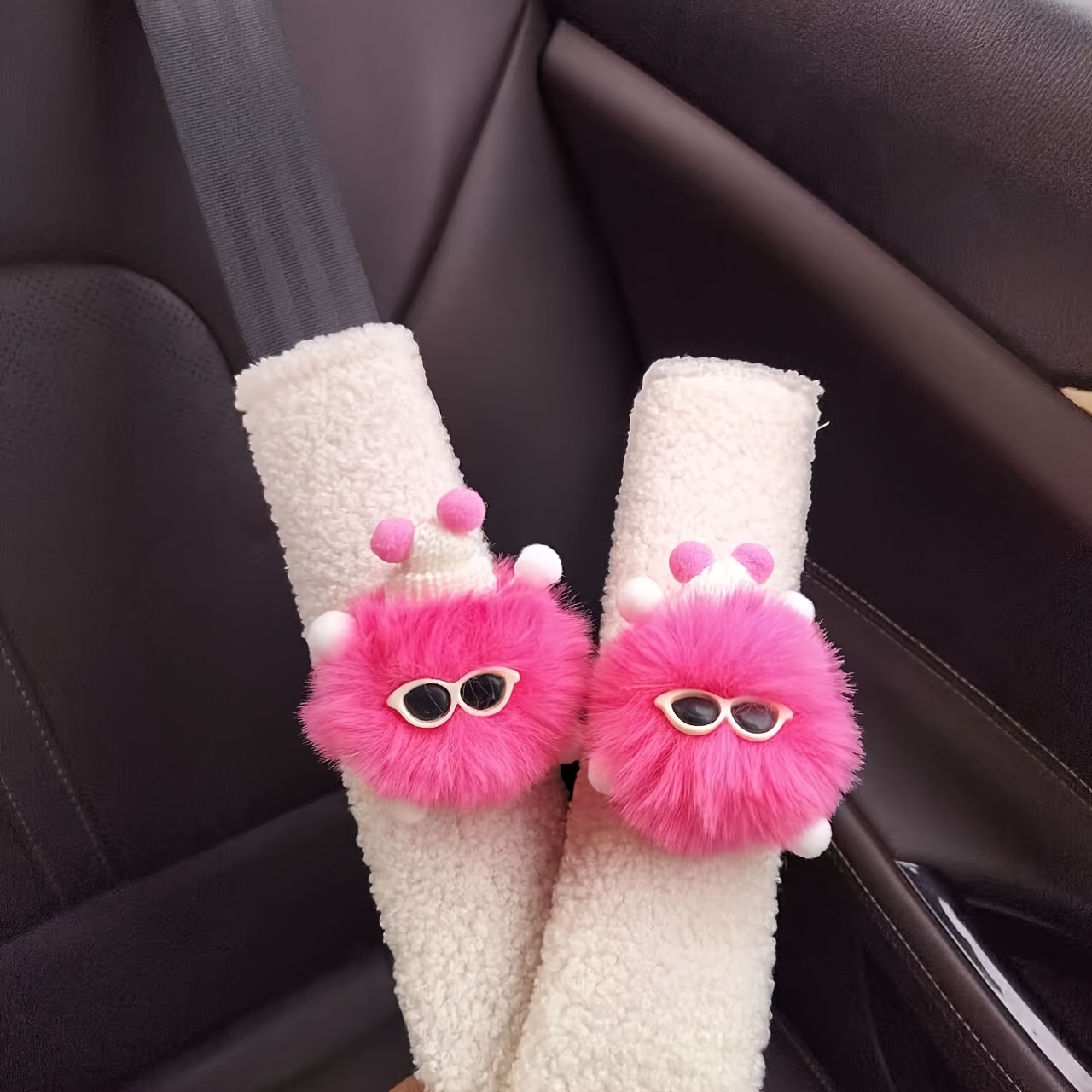 TEMU 몬스터 테마 베이지 양털 카 시트 벨트 어깨 패드, 부드러운 양털을 주요 소재로 사용하고 핑크 및 보라색 몬스터 디자인과 함께, 생생하고 귀여운 눈이 특징입니다.