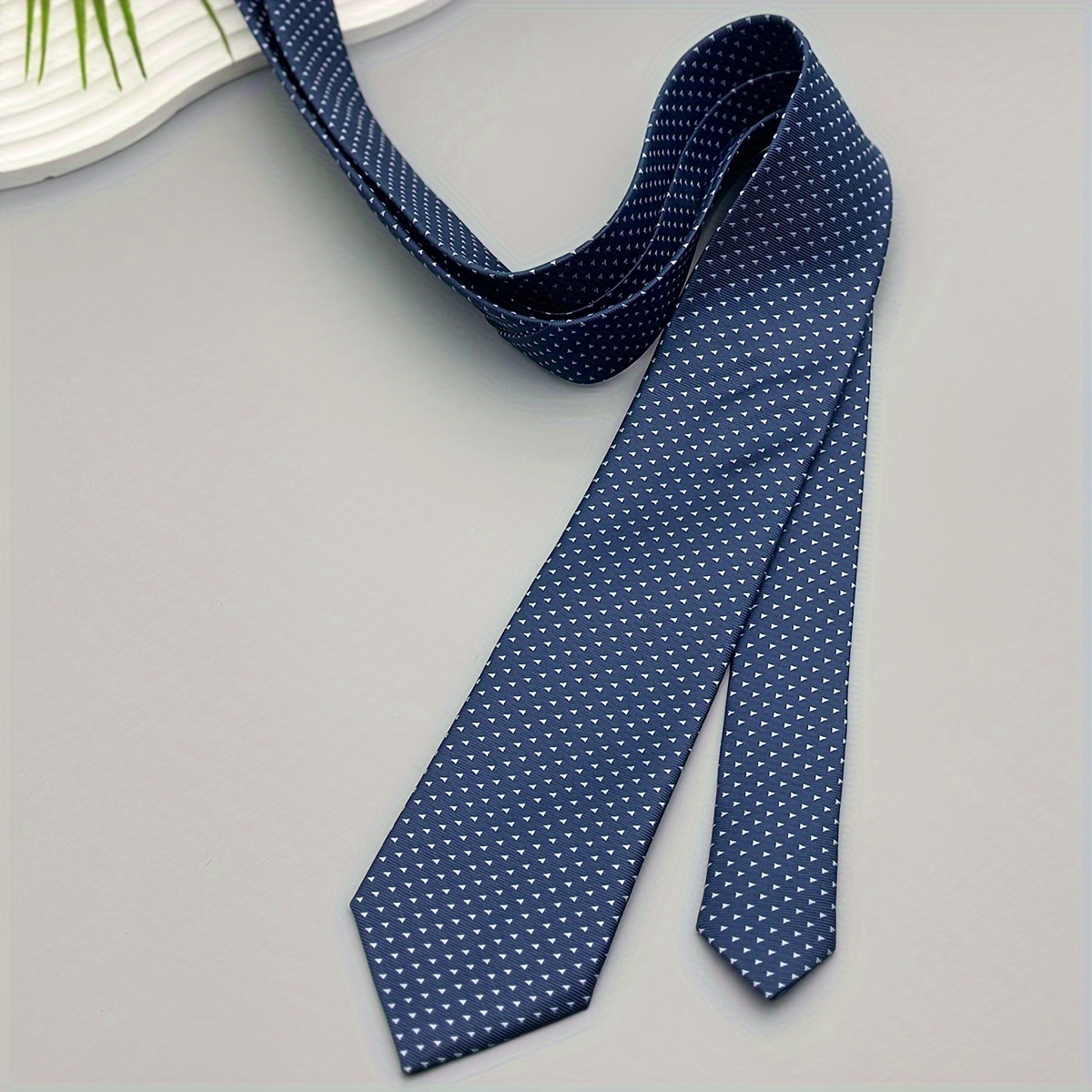 Men's Fine Crinkled Triangular Hand-Made Necktie