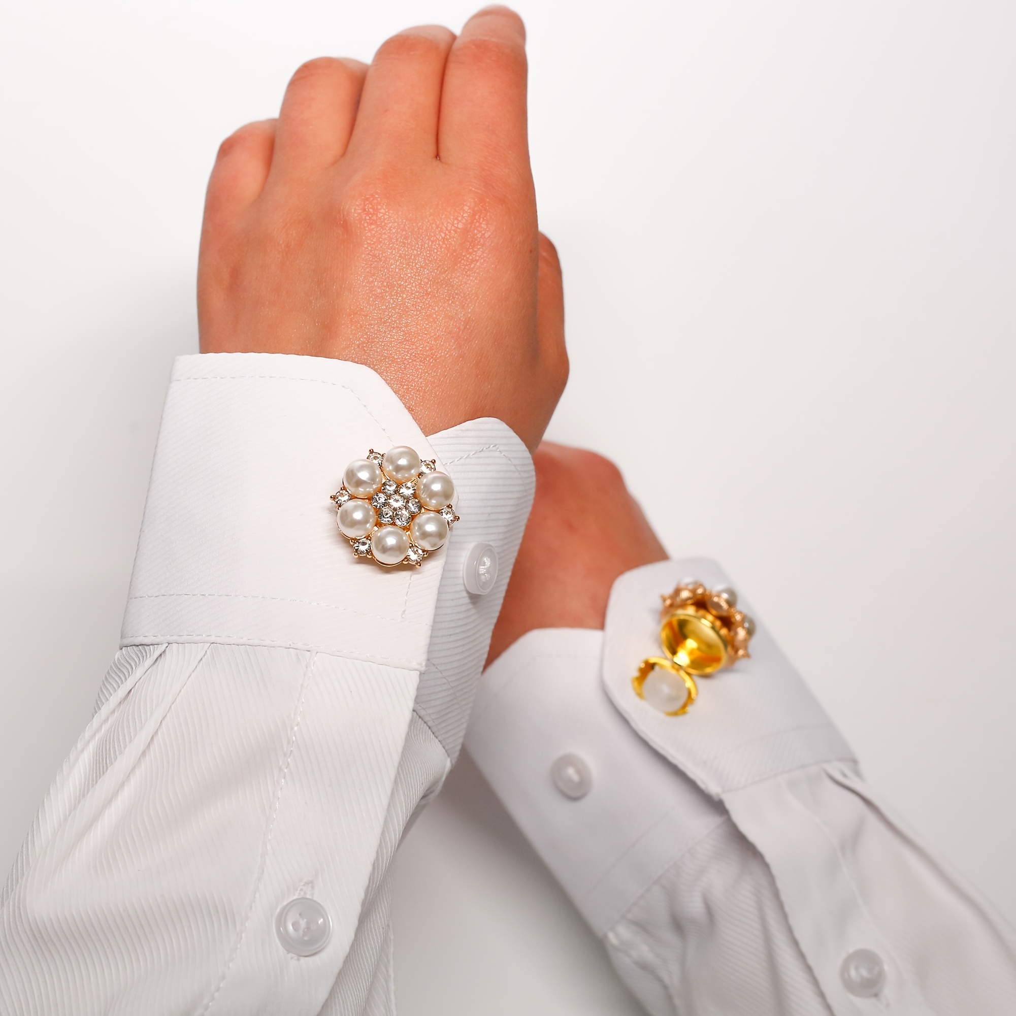 Un Ensemble De * Couvre-boutons Pour Chemises Avec Des Boutons En * Perle Luxueux, Des Clips De Bouton De Couture * Couture, Des Couvre-boutons élégants En Strass De Smoking, Des Décorations De