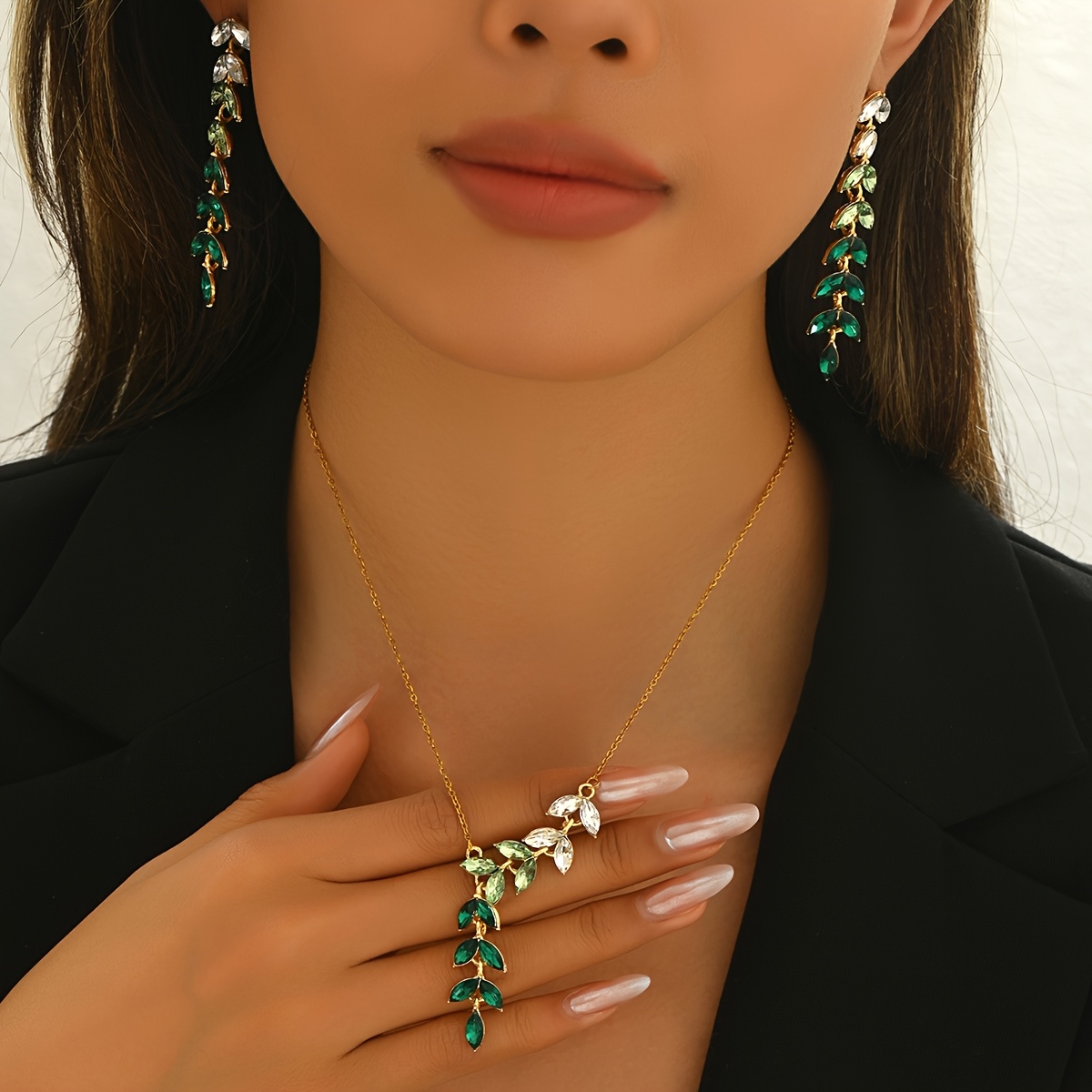 E-shop 2er-Set Elegante Temperament Ohrstecker und Halskette Damen Schmuckset, Modischer Trendy Funkelnder Farbverlauf Grün Quasten Ohrstecker und