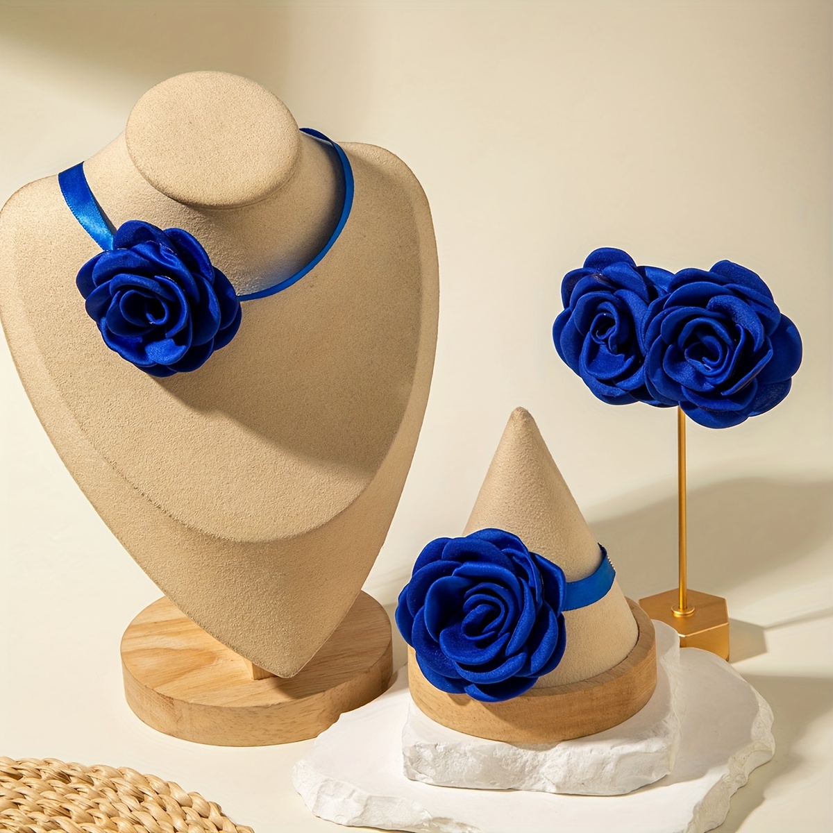 E-shop 4-teiliges Set aus modischen, eleganten romantischen farbigen -Großblumen-Ohrringen, Halskette Armband für Damen, geeignet für Abschlussball,