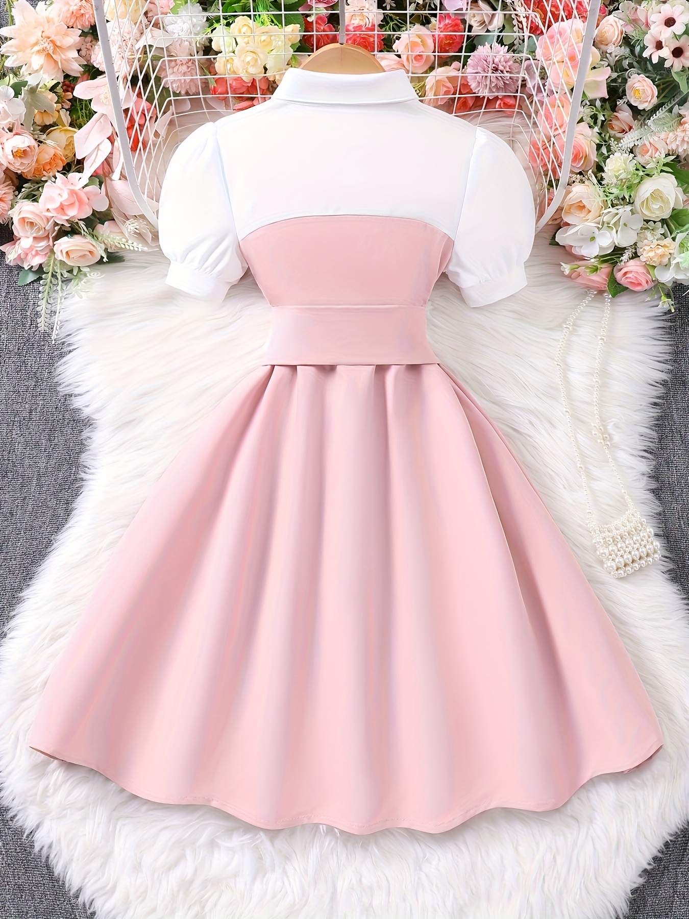 Elegante vestido para niñas en blanco y negro con bloques de color, que presenta mangas abullonadas y un frente abotonado, cintura ceñida y falda acampanada, adecuado para fiestas, bodas y salidas casuales a la playa. Diseño de cuello clásico con tela sin elasticidad. - Imagen 8