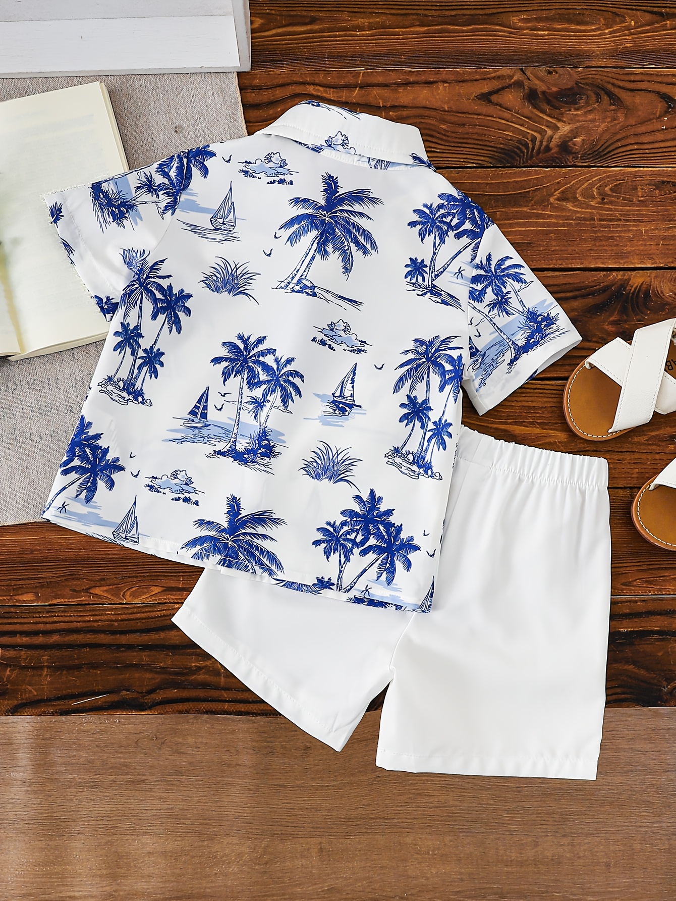 ensemble   bleu et blanc pour garçons :   avec imprimé   bleu, chemise à manches courtes motif  , shorts  . présente des    s   avec une ambiance   détendue. convient pour   de printemps et dété et le streetwear. tissu 1