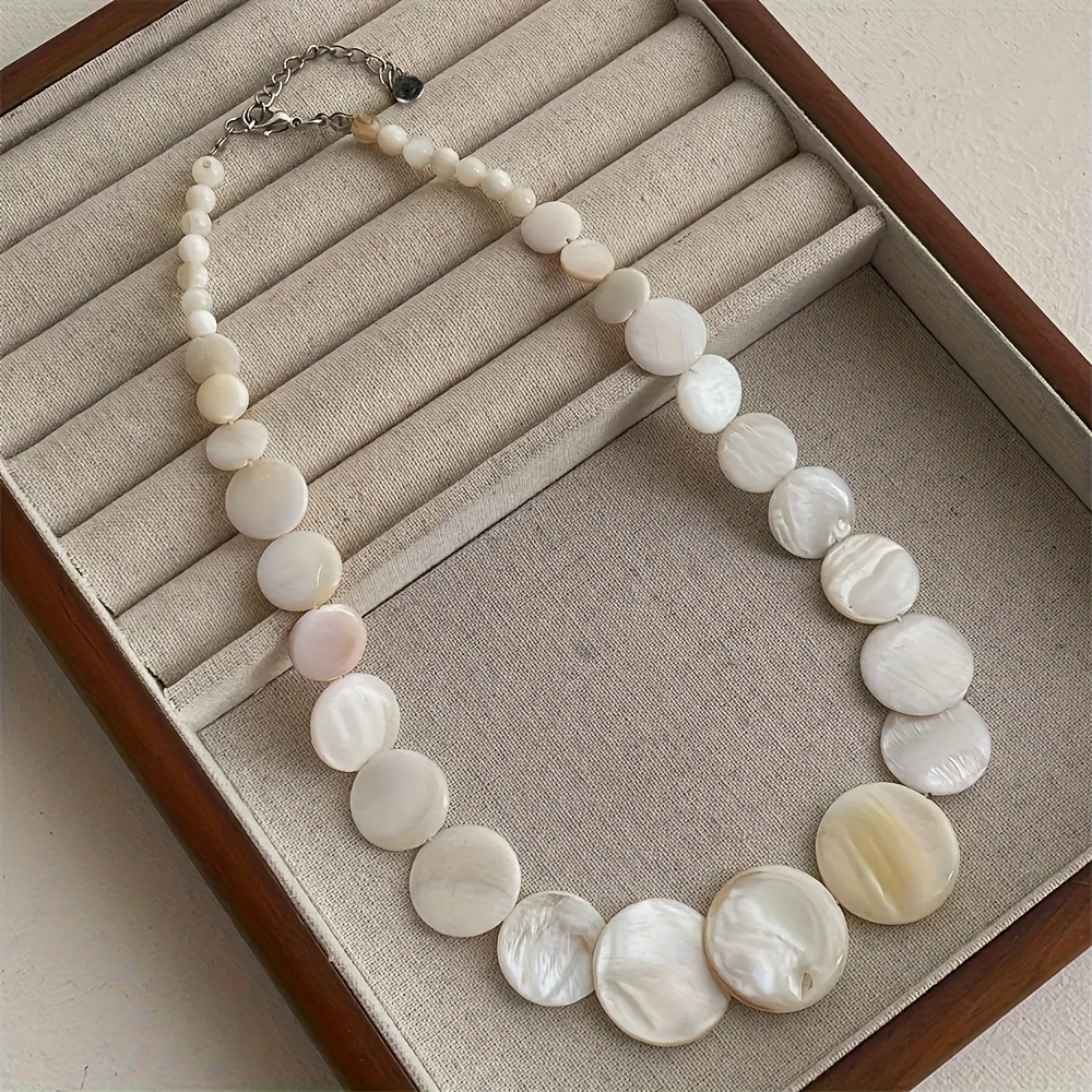 E-shop Böhmische Damenhalskette – Modischer unregelmäßiger runder Kunstmuschel-Anhänger, stilvolles elegantes Design, Statement-Accessoire für Herbst