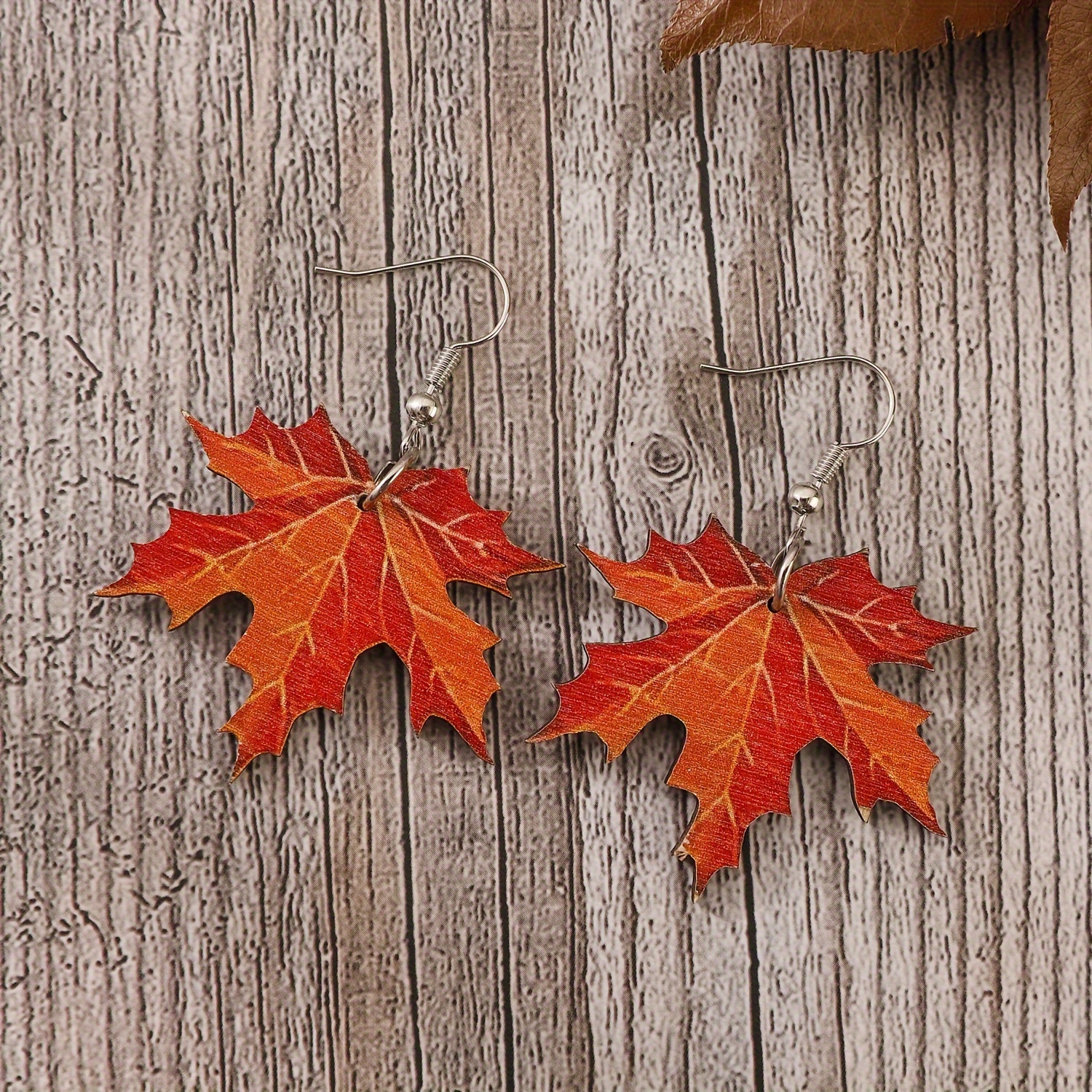 

Vintage Style Wooden Maple Leaf Drop Earrings, Fashionable Retro Personalized Alloy Ear Hooks, Non-magnetic Dangle Earrings For Women