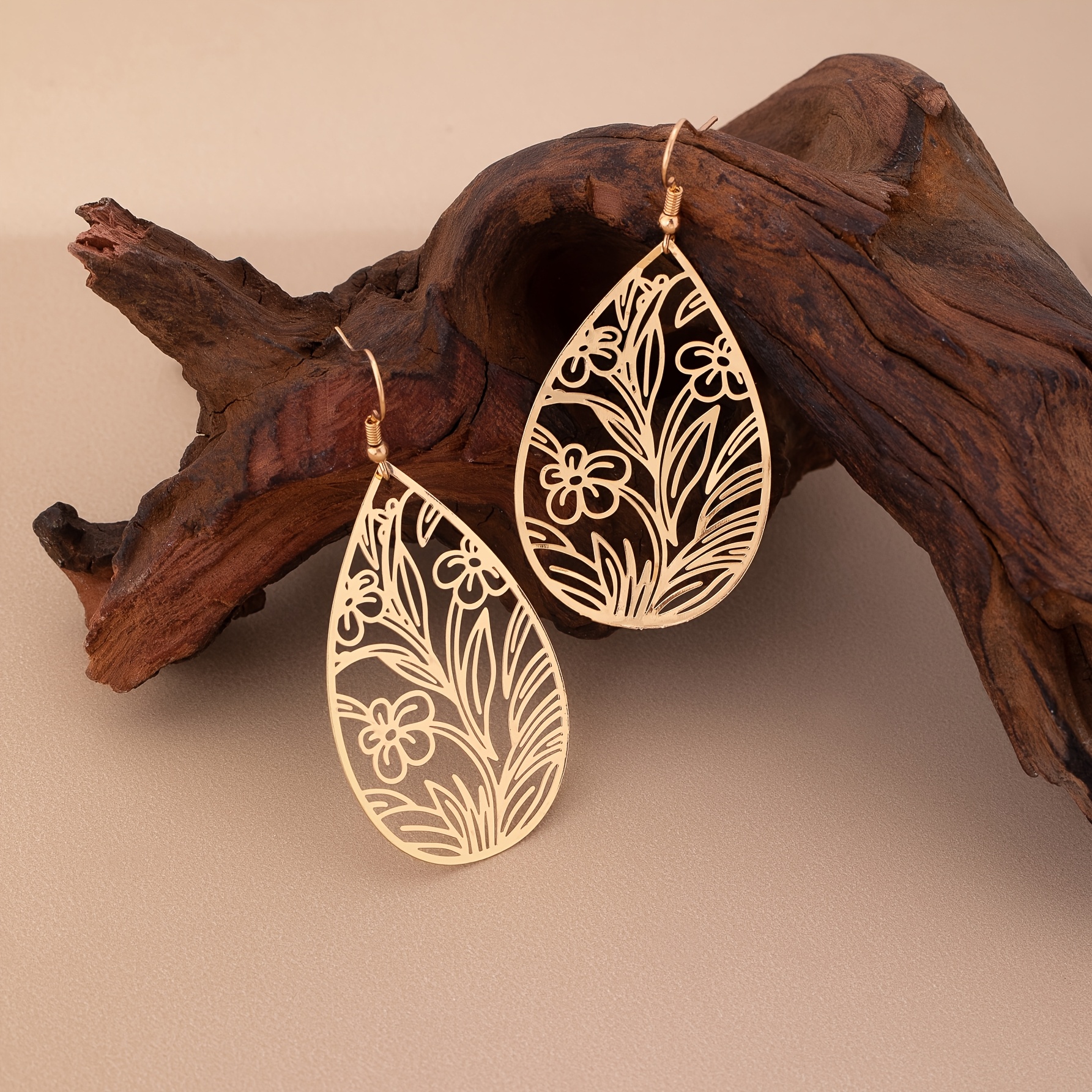 E-shop Ein Paar elegante exquisite Tränenförmige Ohrringe mit kunstvollen Lochmuster-Blumen- Grasdesigns, ideal für den täglichen Gebrauch als Geschenk