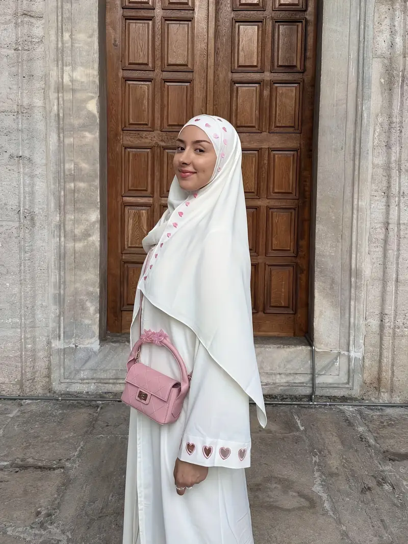 2pcs set featuring a sweet heart-cutout Arabic