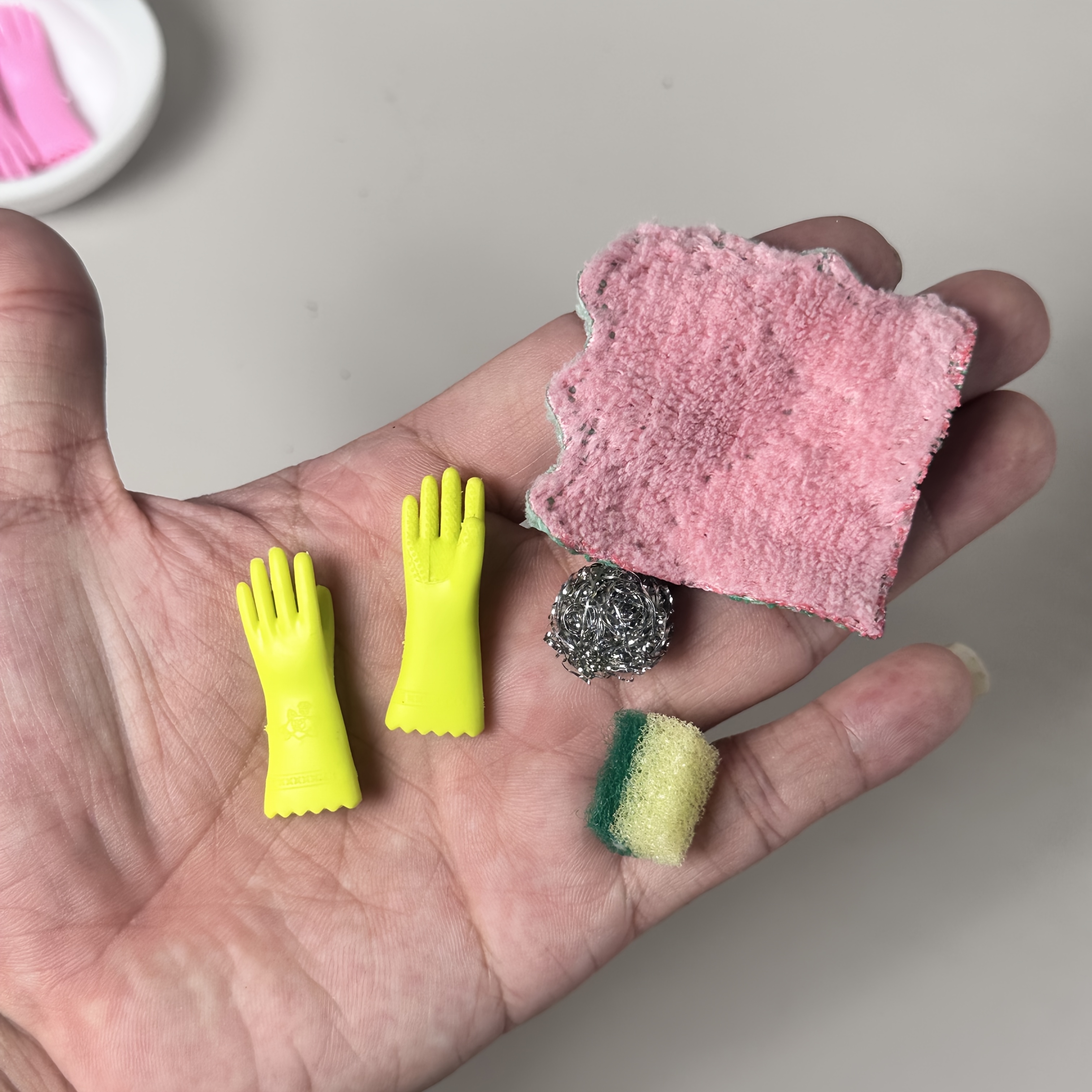 4pcs Mini Dollhouse Set 1/12 Scale Household Gloves + Mini Wire Ball + Cloth + Sponge Model, Doll Kitchen Decor Accessory Model, Dollhouse Scene Photography Props