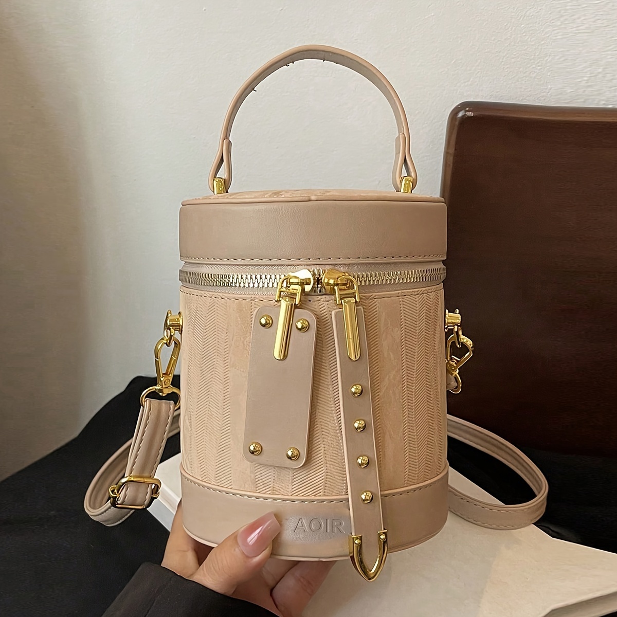 

Sac à bandoulière élégant à rayures en PU avec sangle d'épaule ajustable, fermeture éclair, et doublure en polyester - Sac à main tendance en de seau pour femmes