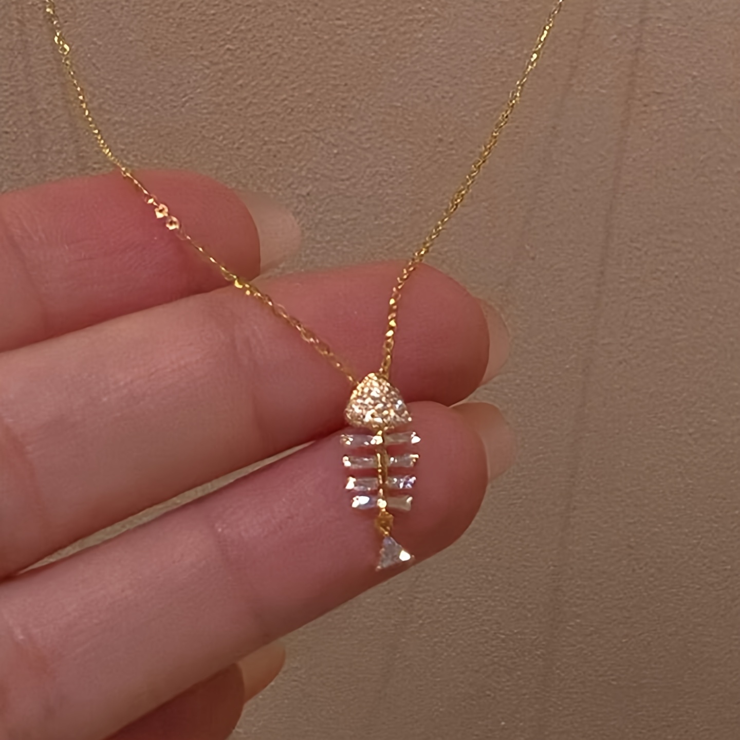 TEMU Colgante de espina de pescado pequeña con esqueleto "Fish " para mujer, collar exquisito, y ultrafino