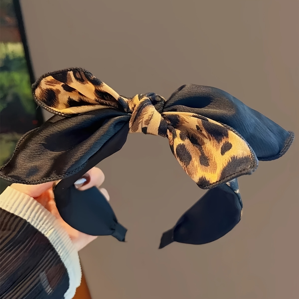 E-shop Modische Damen-Stirnband mit Leopardenmuster und Schleife - Breit, Rutschfest, Geeignet für den und als Stilvolles Haaraccessoire zu Partys