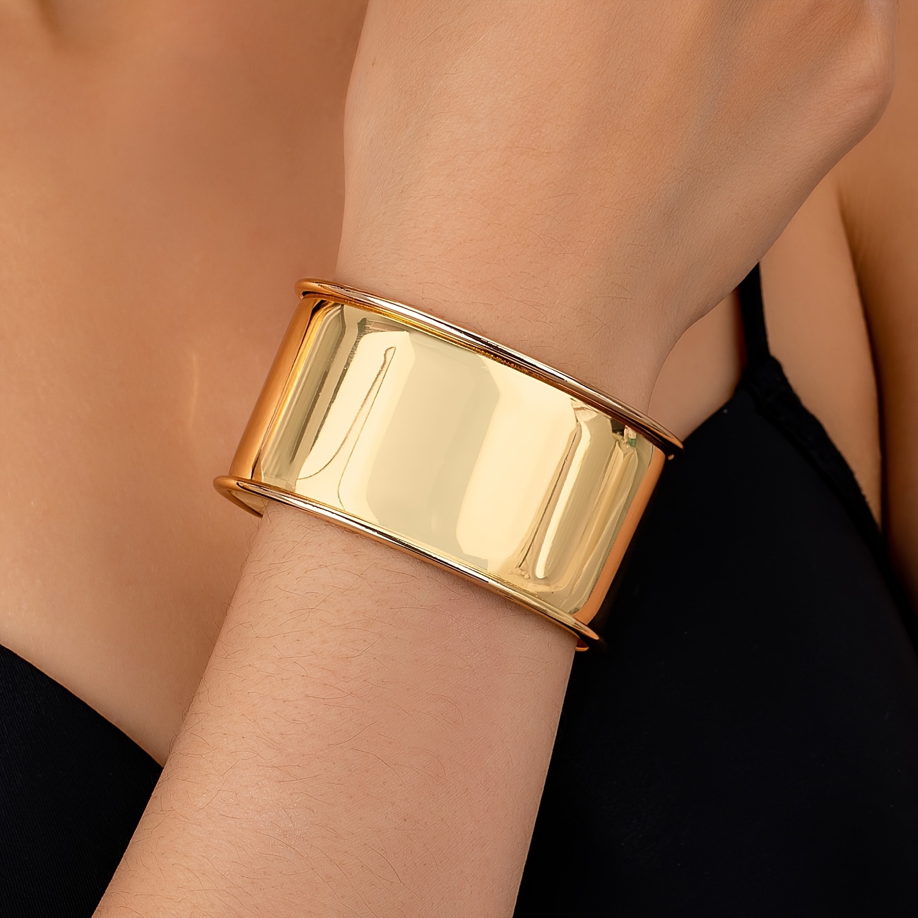 

Un bracelet de poignet large et réglable pour femme, style élégant.