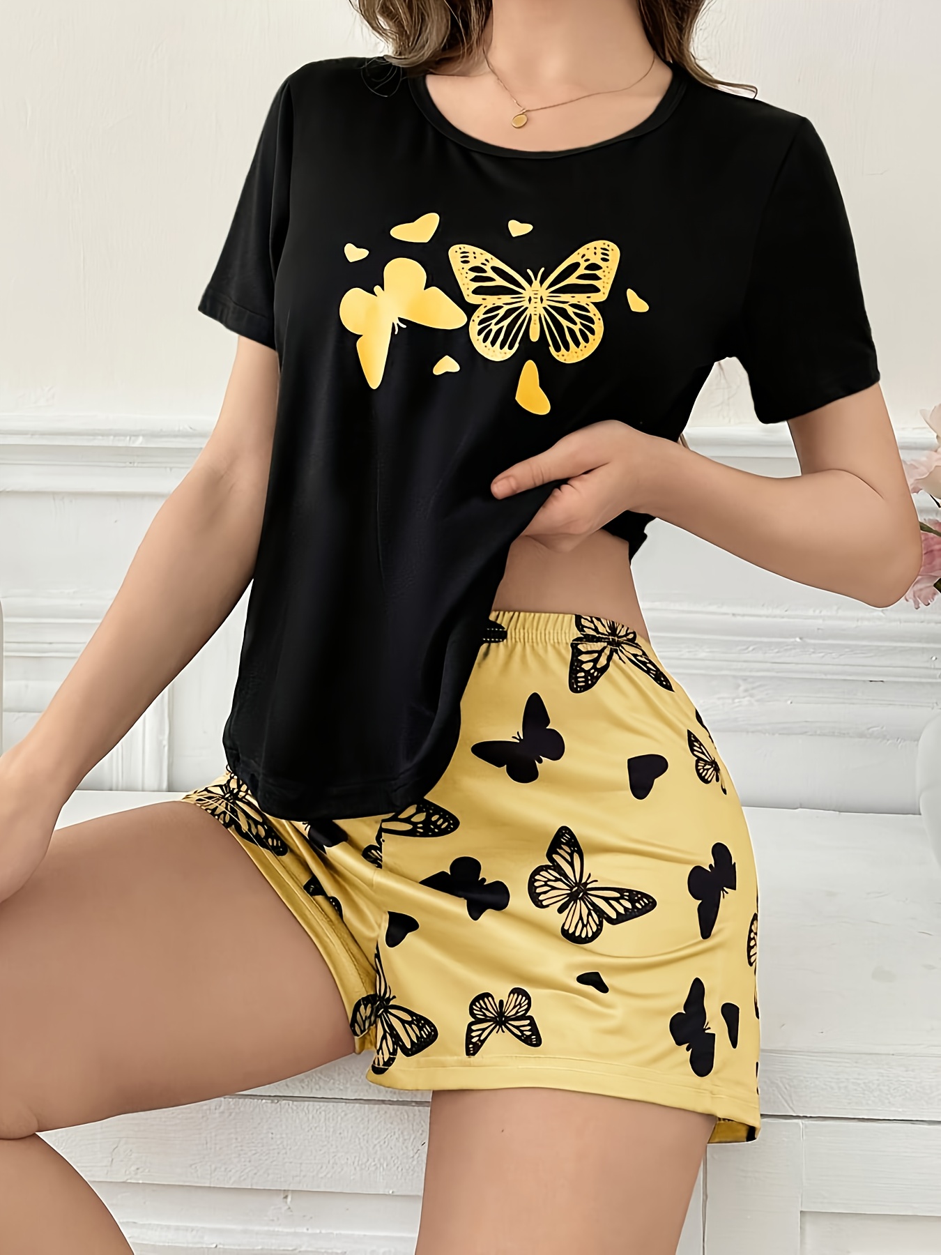 Conjunto de Pijama para Mujer con Estampado de Mariposas - Cómoda Camiseta de Cuello Redondo y Pantalones Cortos con Cintura Elástica, Ropa de Dormir Casual de Manga Corta para Todas las Estaciones, Corte Relajado, Pijamas para Todas las Estaciones | Camiseta con Estampado de Mariposas | Camiseta de Manga Corta, Pijamas con Estampado de Mariposas - naranja amarillo, M